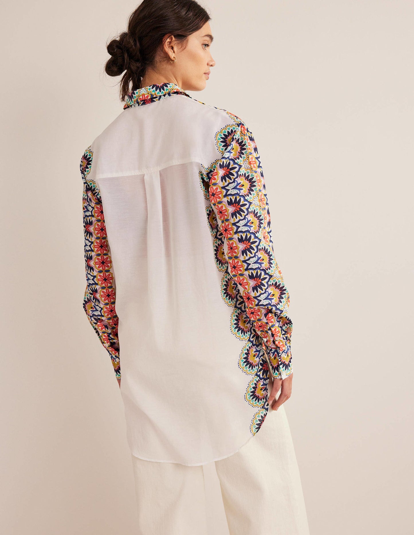 Lang geschnittenes Hemd für den Urlaub-Naturweiß, Röschen