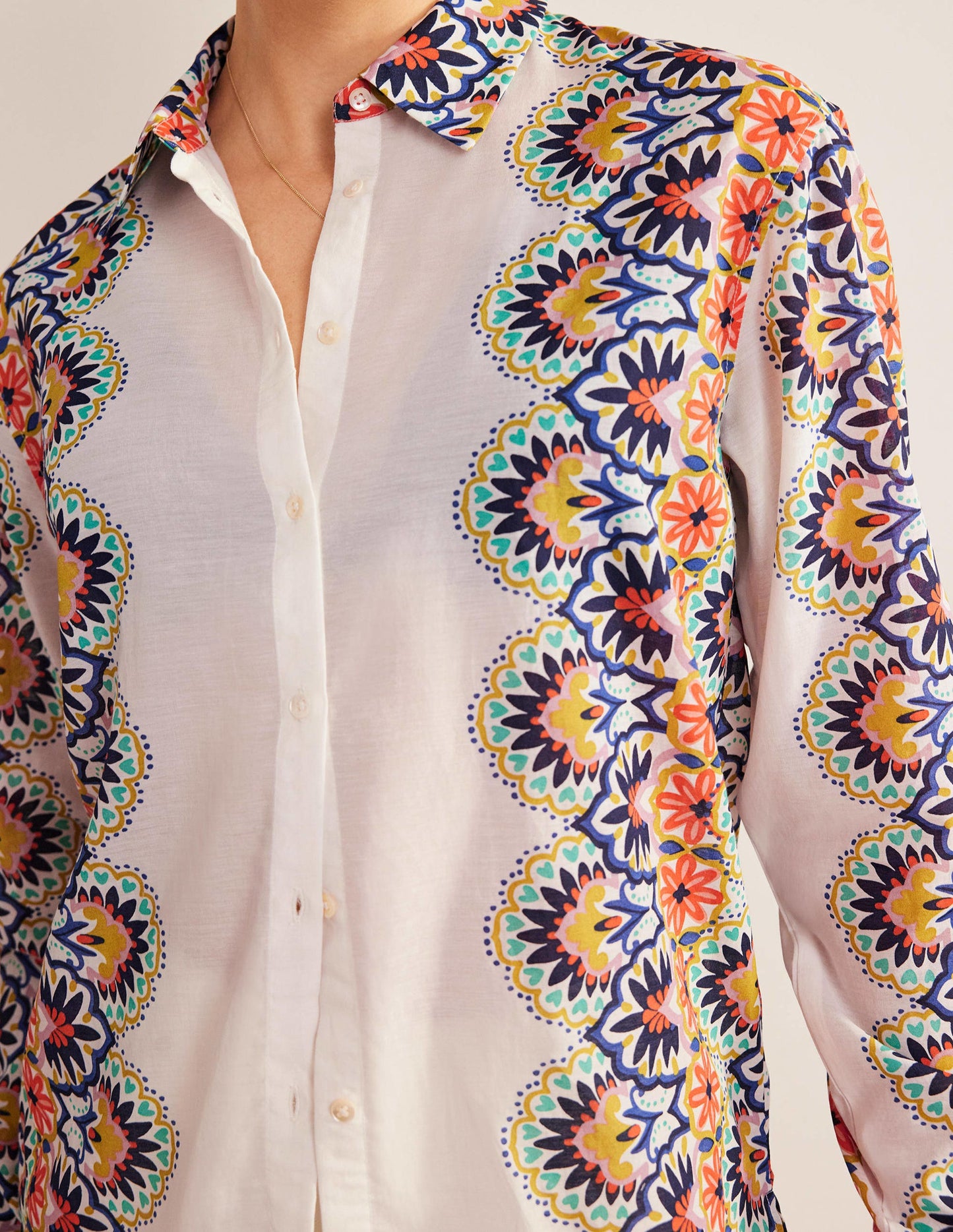 Lang geschnittenes Hemd für den Urlaub-Naturweiß, Röschen