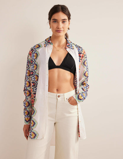 Lang geschnittenes Hemd für den Urlaub-Naturweiß, Röschen-6