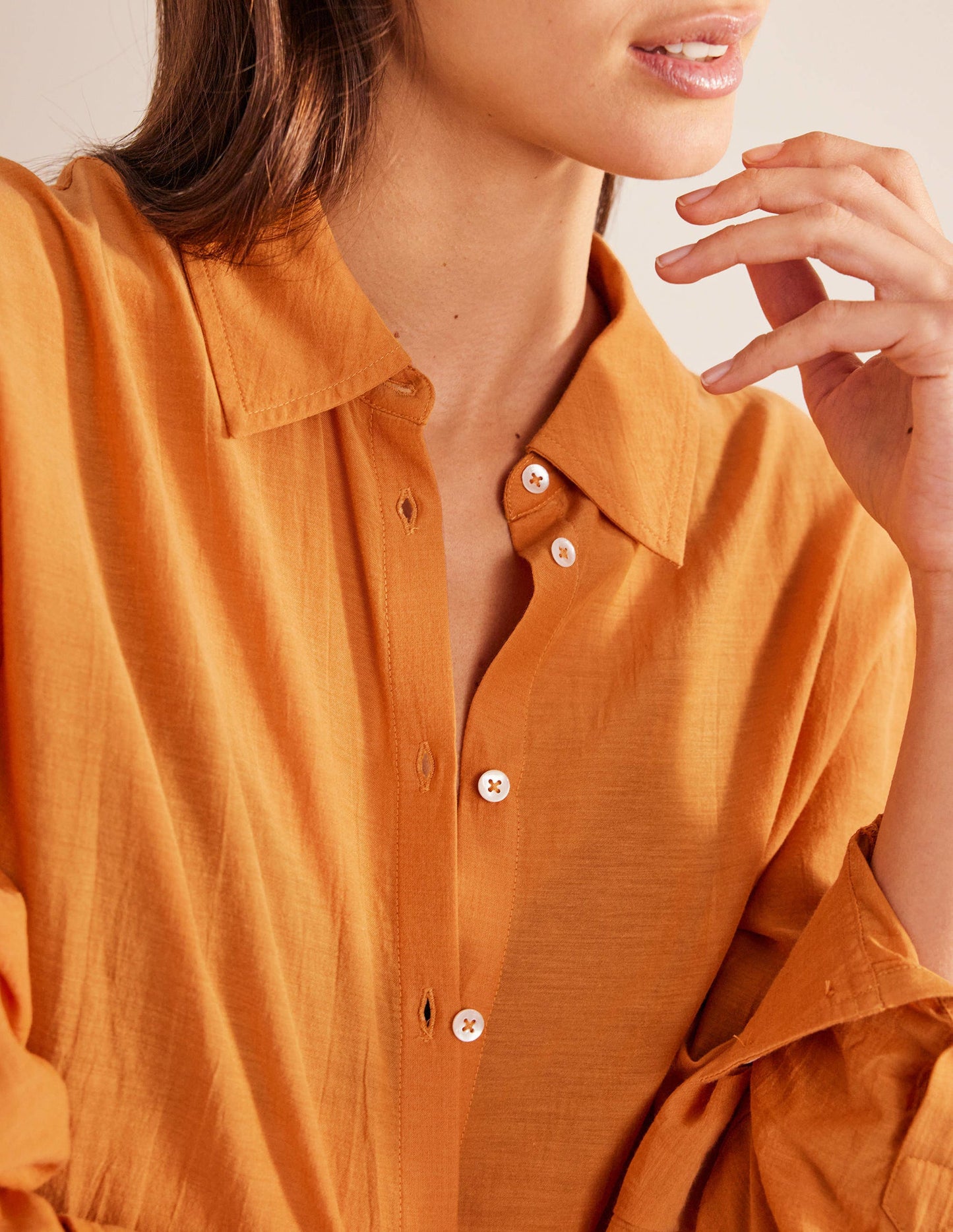 Lang geschnittenes Hemd für den Urlaub-Ockergelb