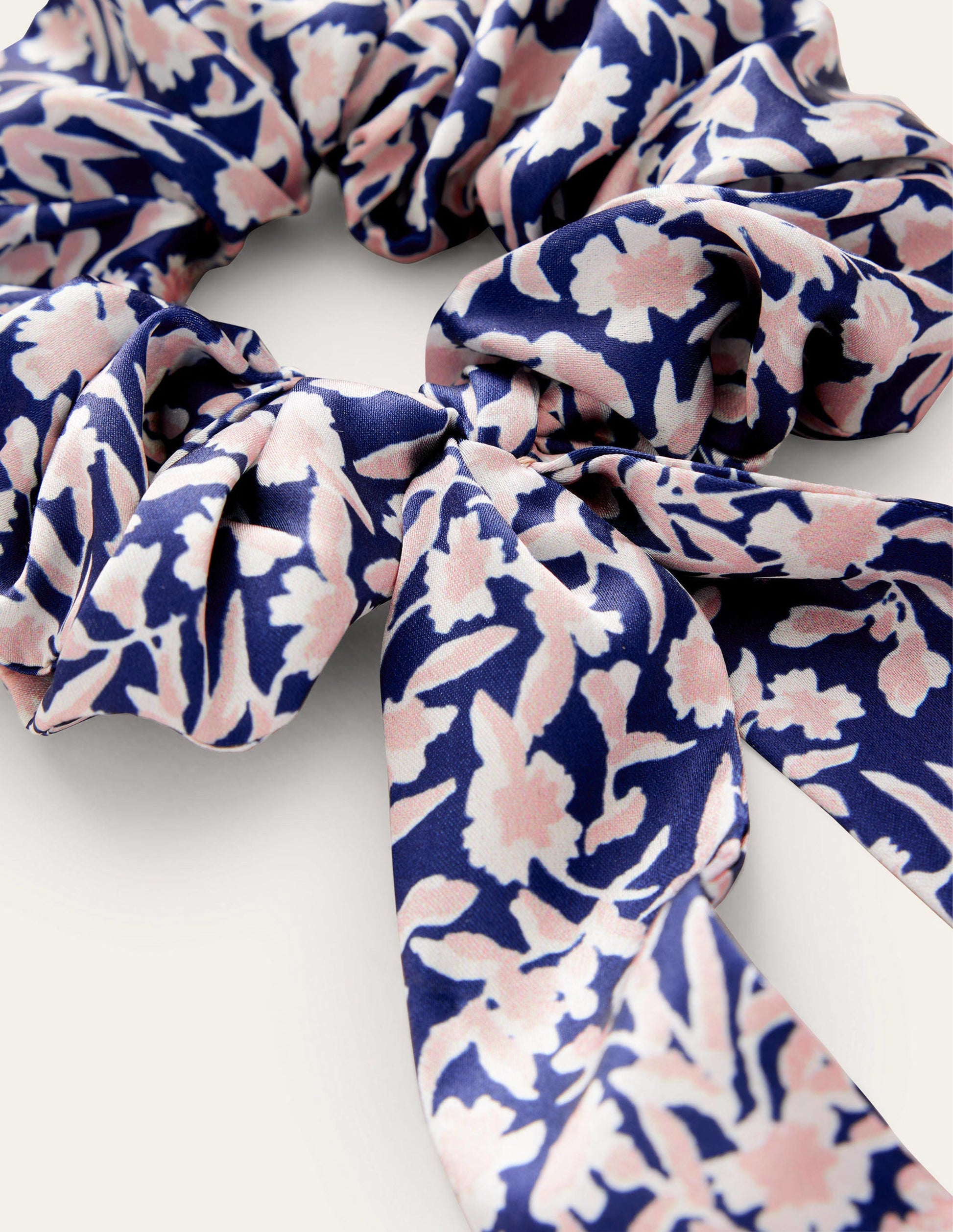 Scrunchie mit Tuchdetail-Französisches Marineblau, Abstrakte Weinranken-3