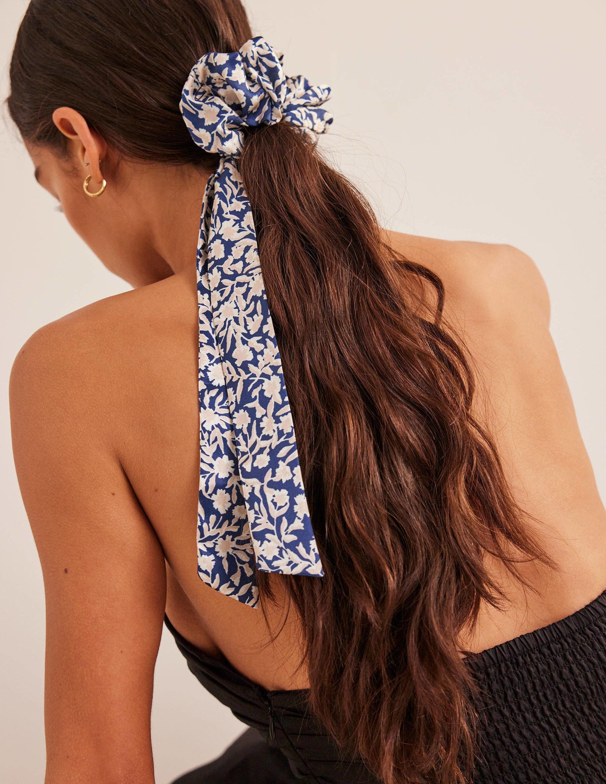 Scrunchie mit Tuchdetail-Französisches Marineblau, Abstrakte Weinranken-1