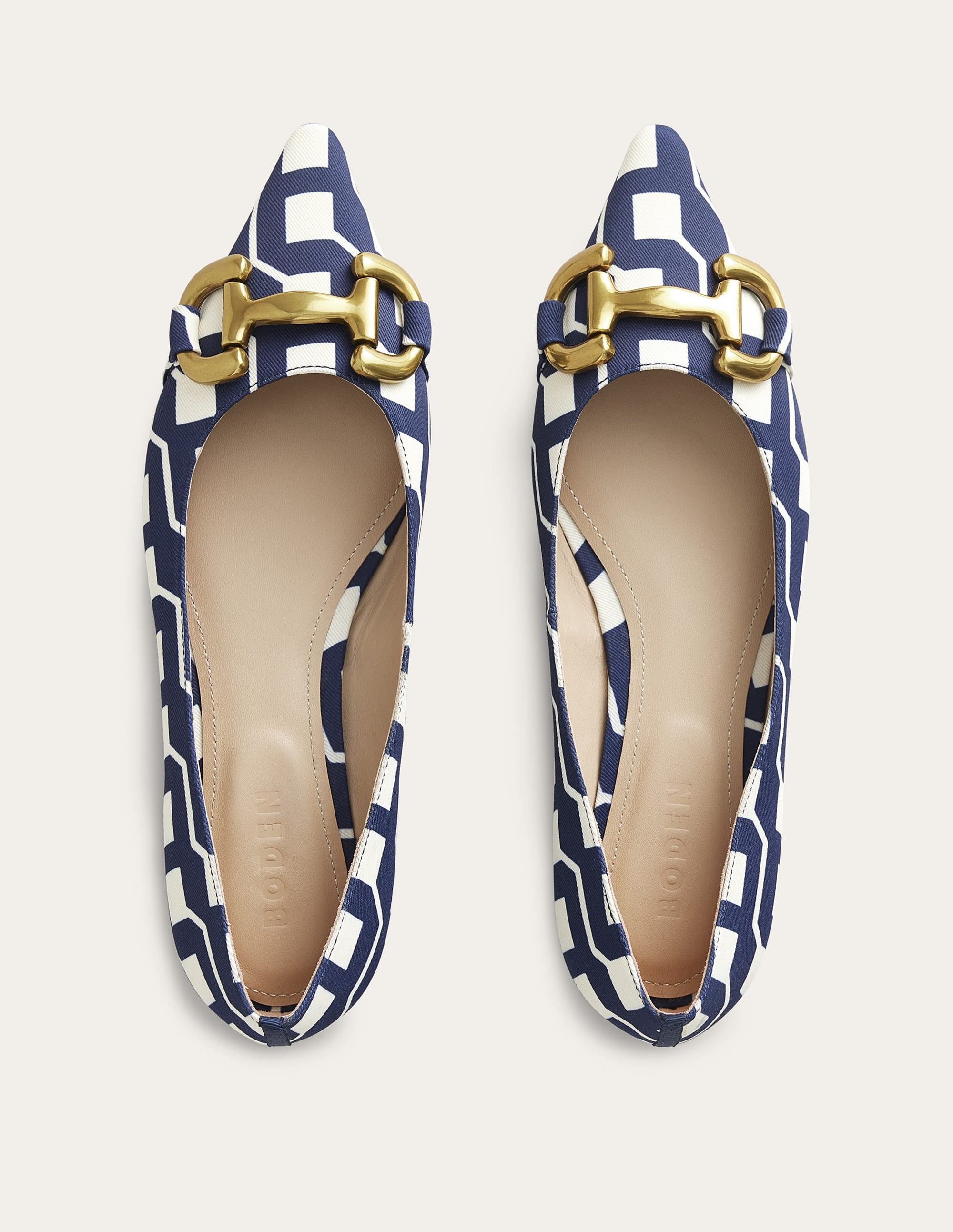 Ballerinas mit Trensendetail-Französisches Marineblau, Geometrisches Würfelmuster - Image 4