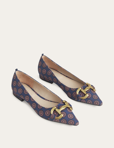 Ballerinas mit Trensendetail-Französisches Marineblau, Sonnenblumen-Geomuster