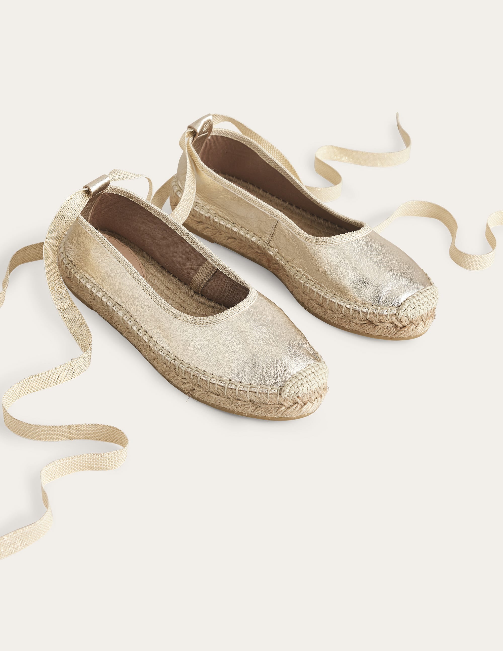 Espadrilles mit Knöchelriemchen-Goldfolie - Image 2