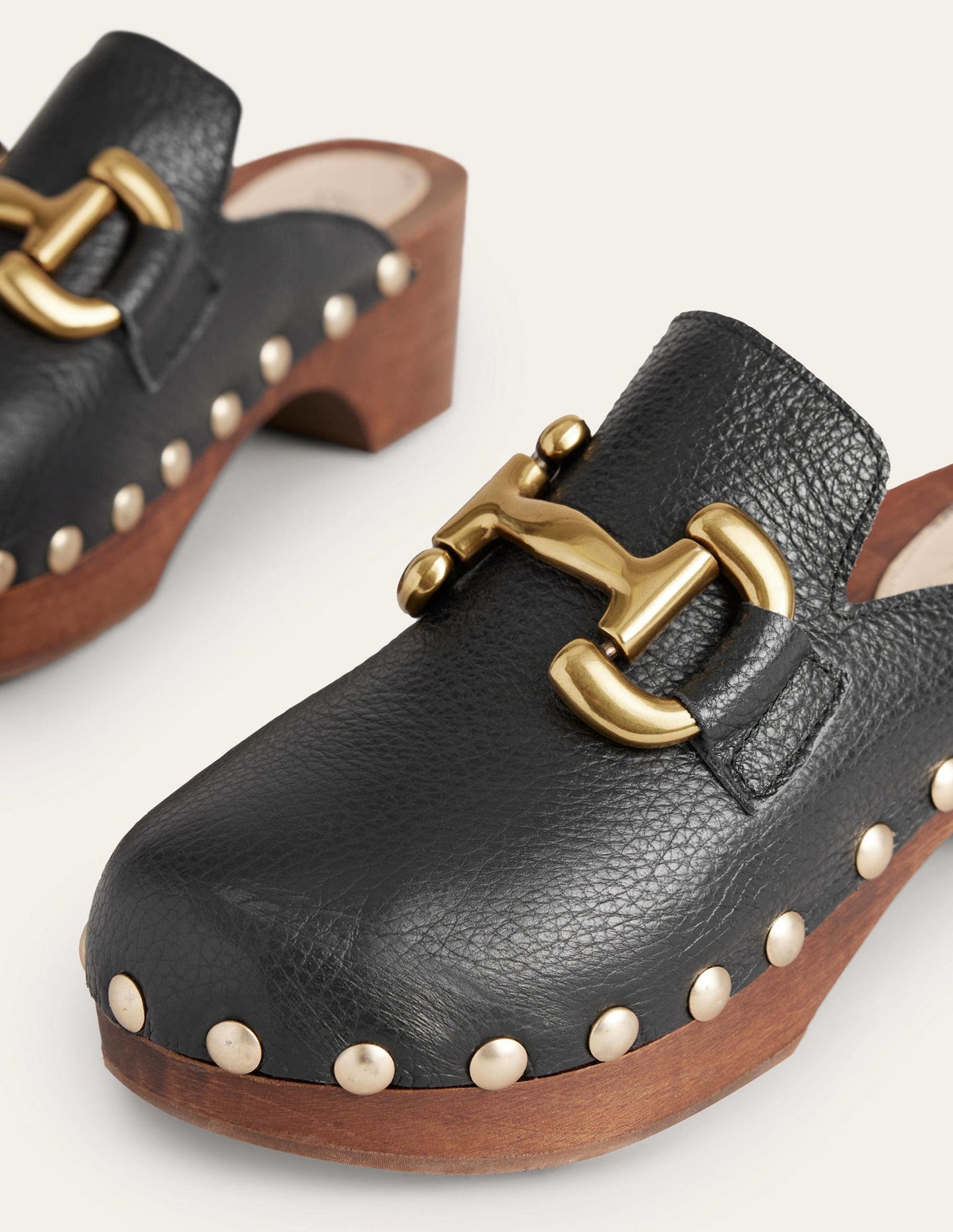 Iris Absatz-Clogs mit Trensendetail-Schwarz Gewalktes Leder