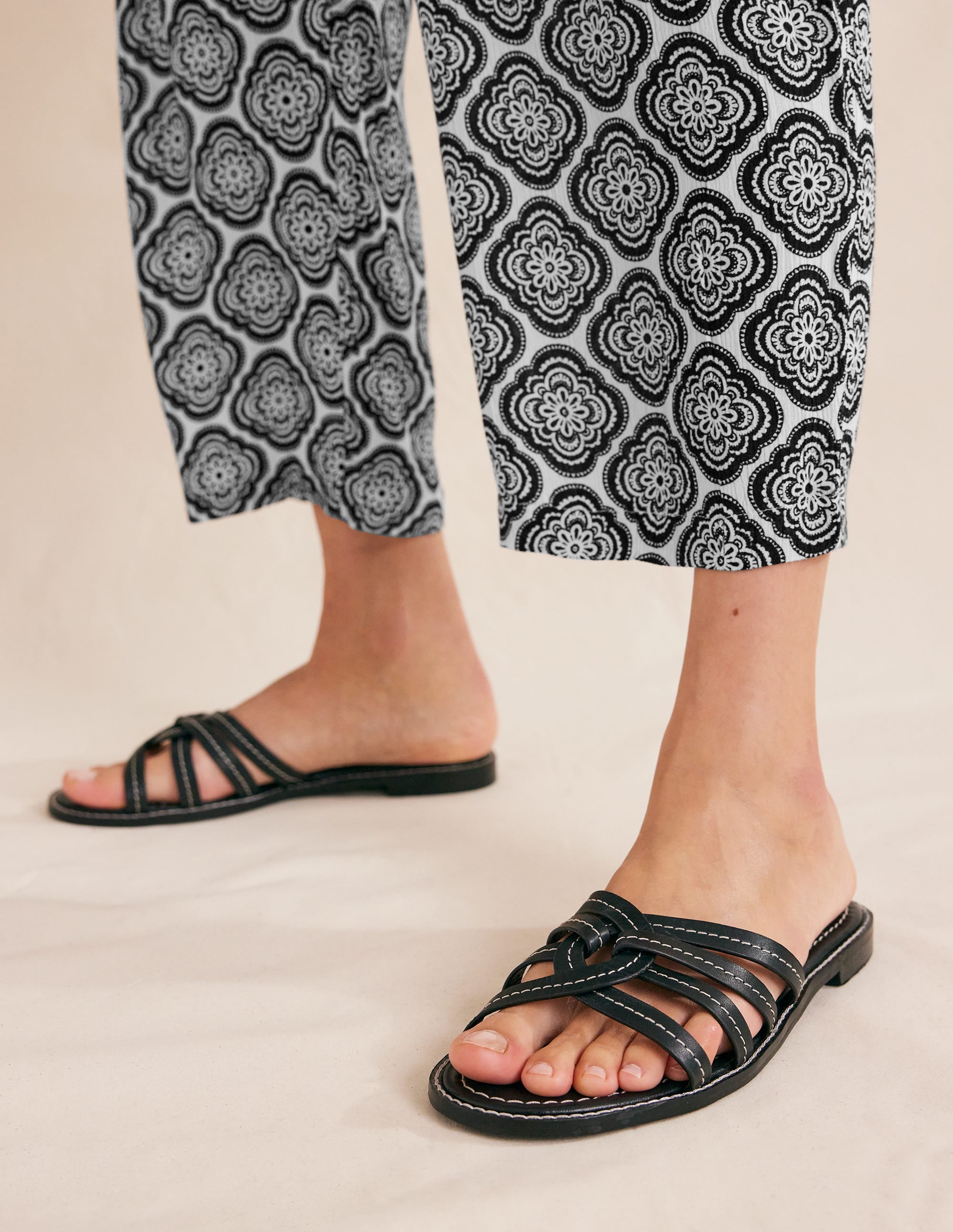 Riemchenslipper-Schwarz - Image 1