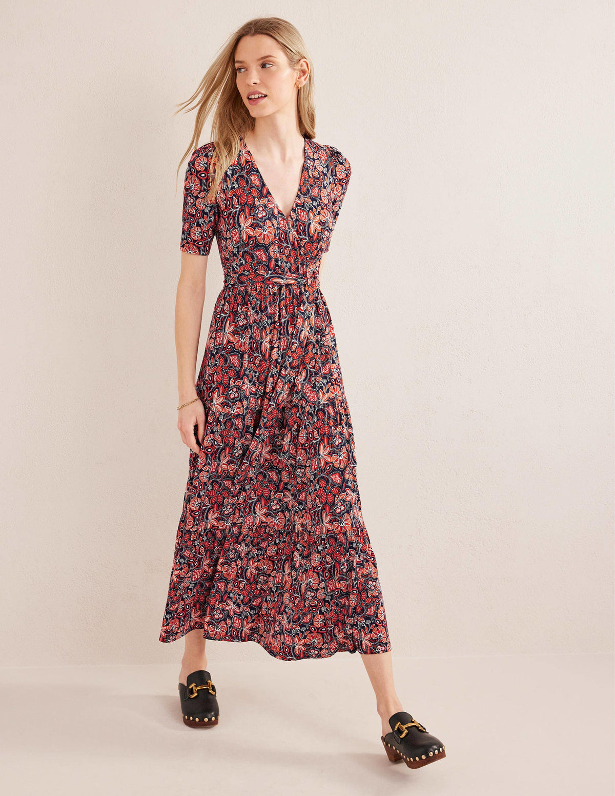 Gestuftes Jersey-Maxiwickelkleid-Rostrot, Orientalische Lilien - Image 1