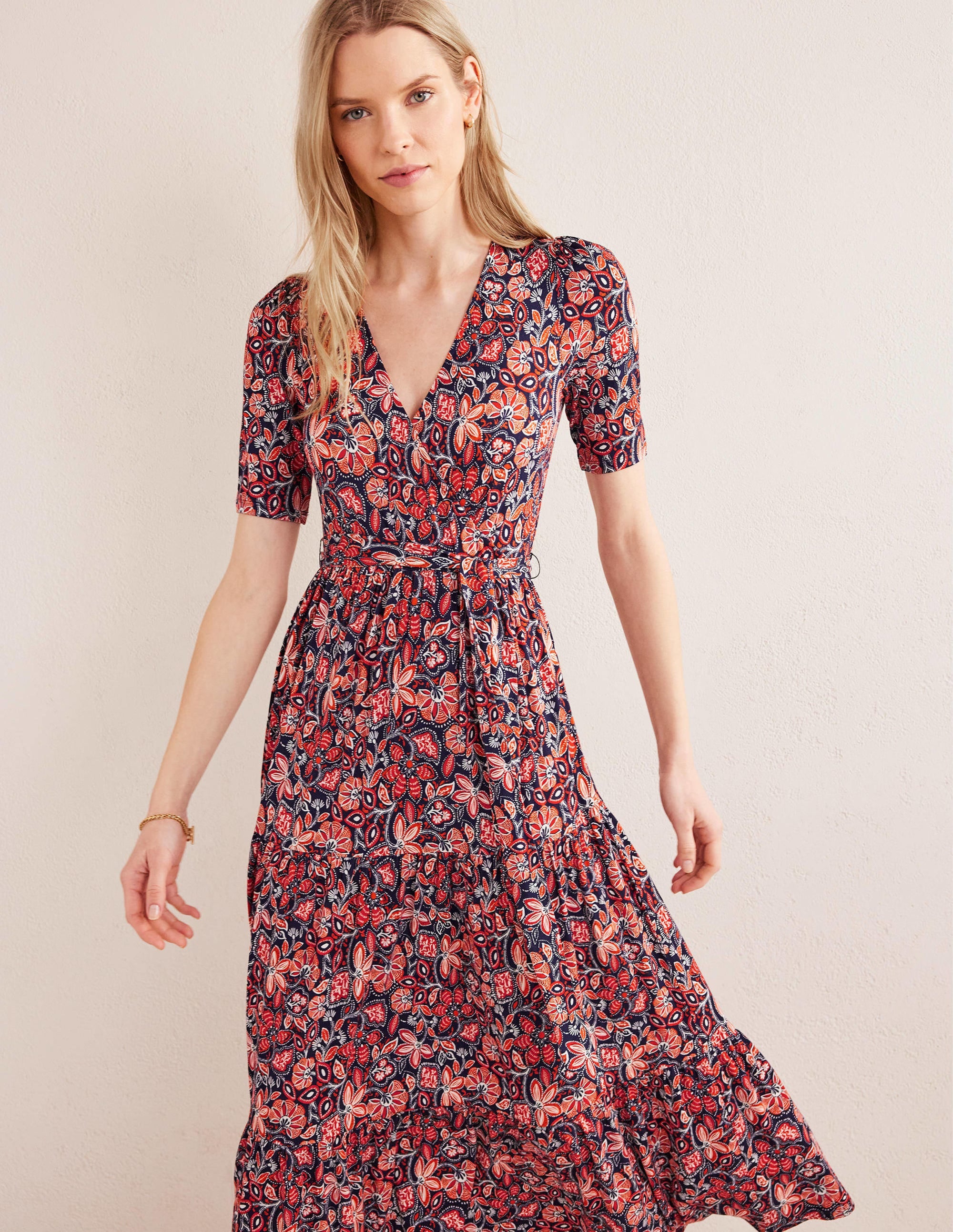 Gestuftes Jersey-Maxiwickelkleid-Rostrot, Orientalische Lilien - Image 4