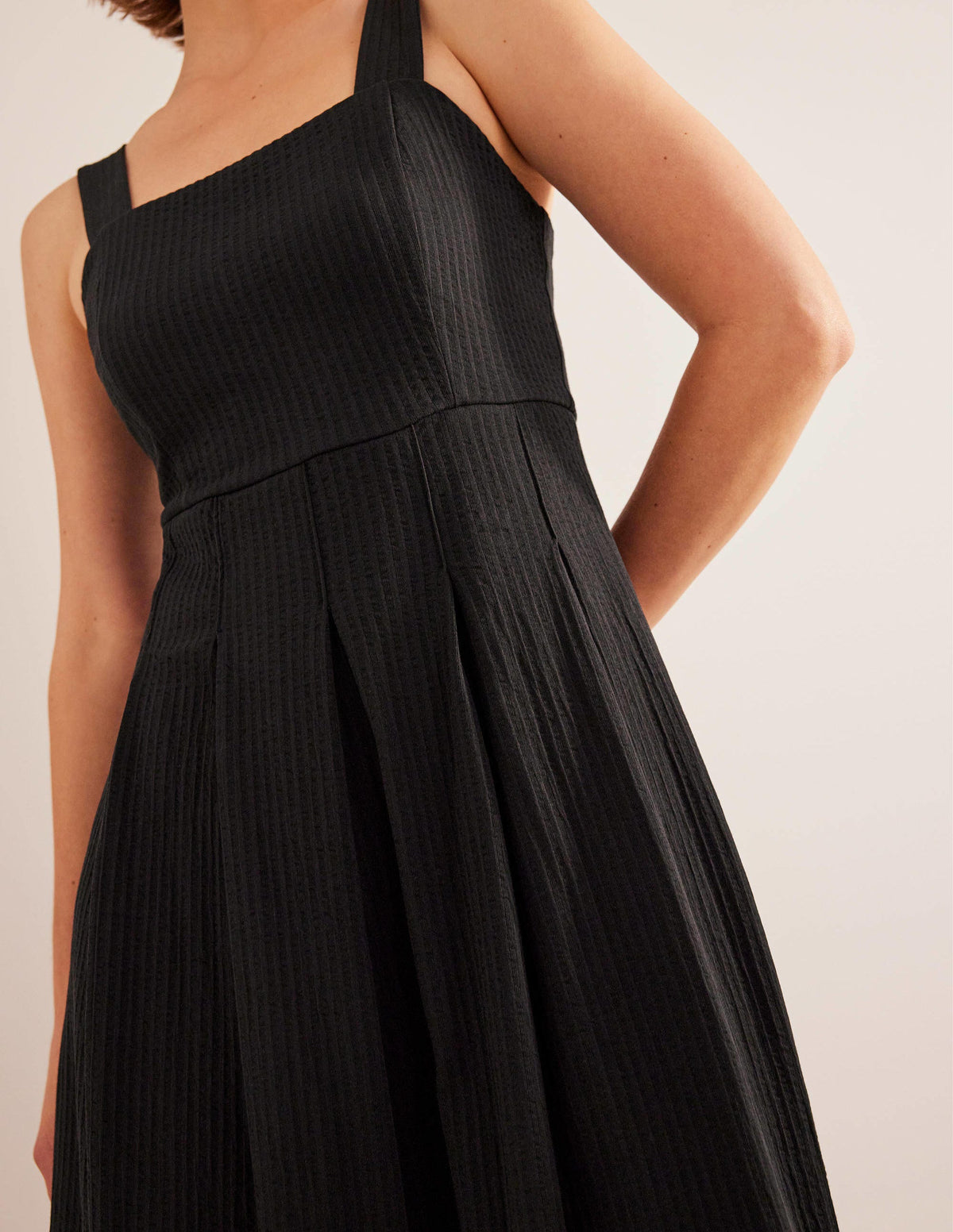 Träger-Midikleid aus Seersucker-Schwarz - Image 2