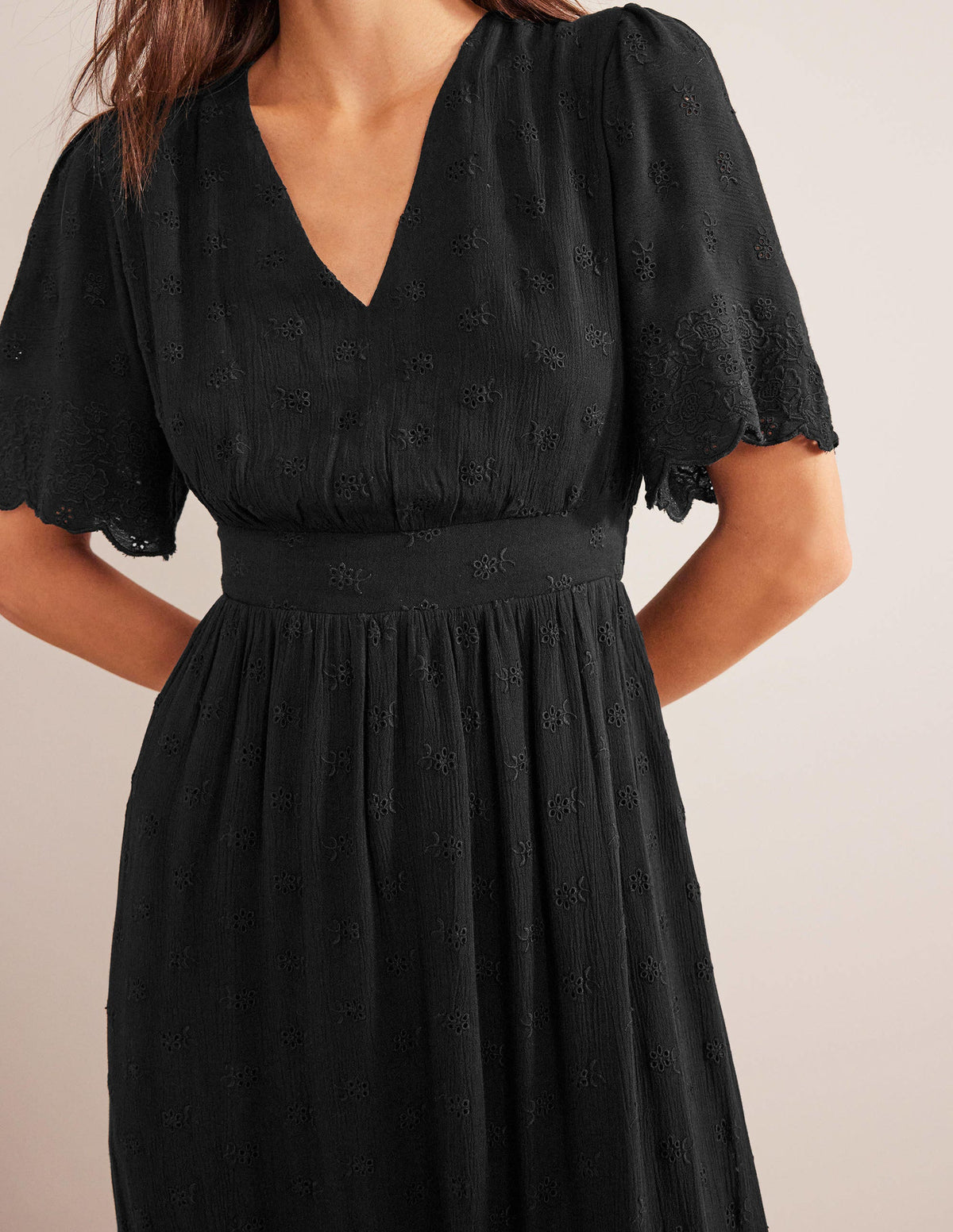 Flatterndes Maxikleid mit Lochstickerei-Schwarz-5