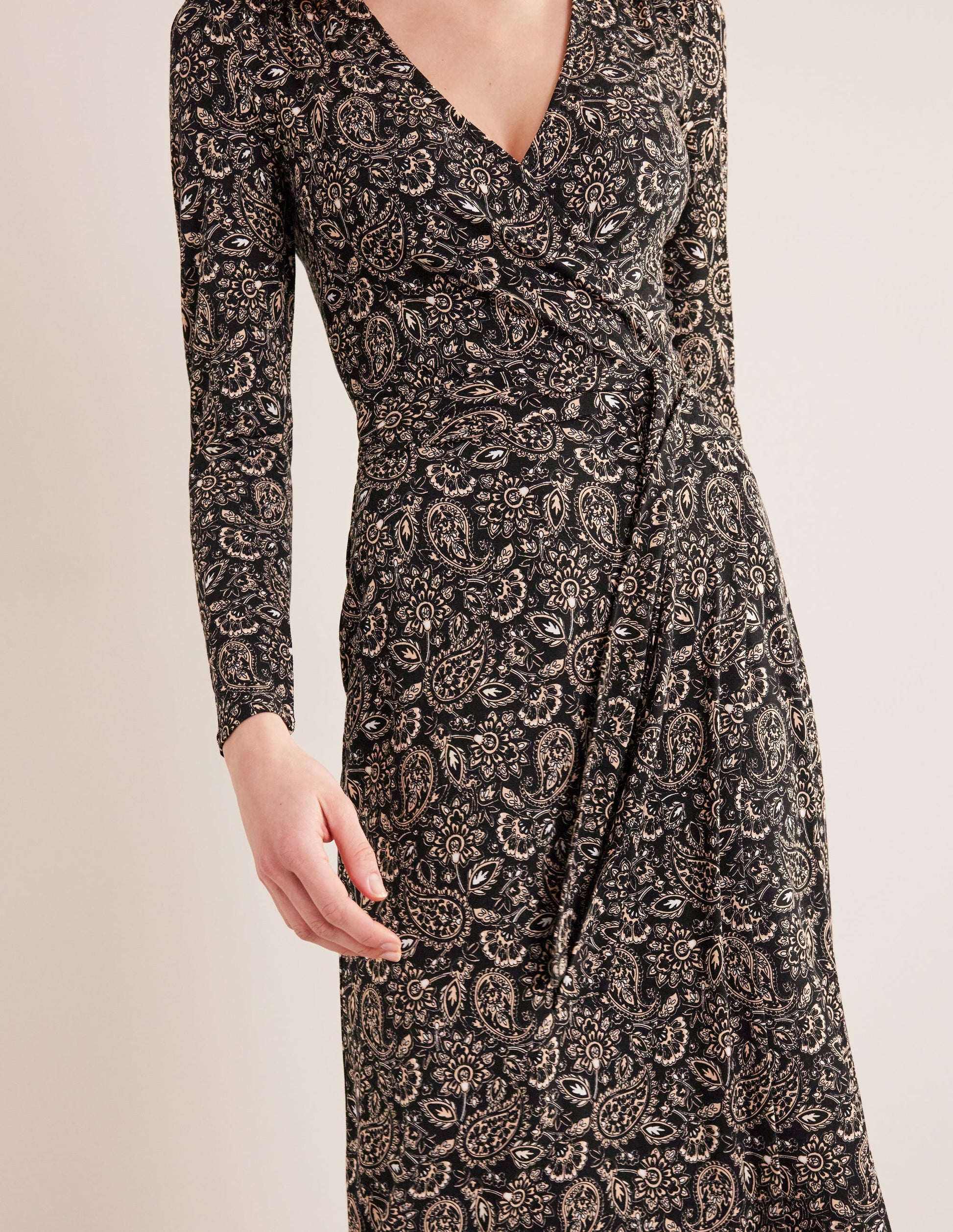 Maxi-Wickelkleid aus Jersey-Schwarz, Paisleymuster-3