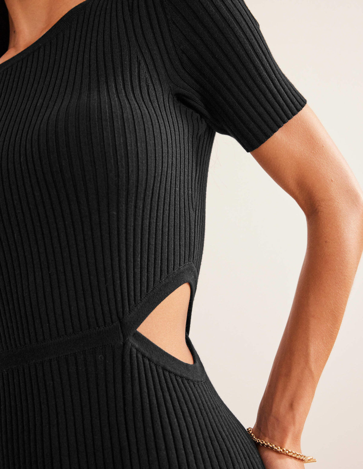 Strick-Midikleid mit Cut-out-Details-Schwarz - Image 2