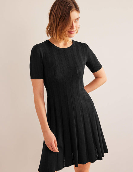 Ausgestelltes Minikleid mit Ziernähten-Schwarz