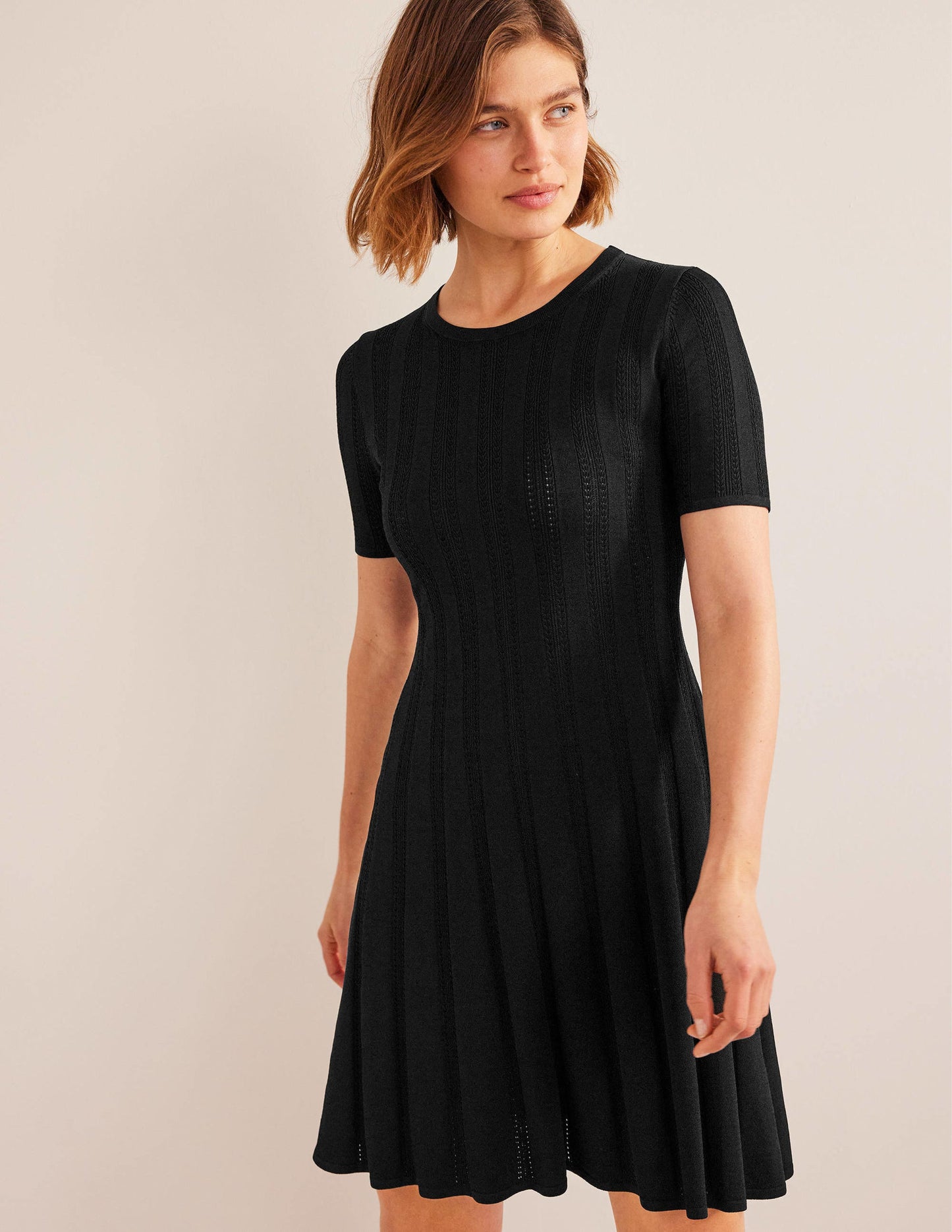 Ausgestelltes Minikleid mit Ziernähten-Schwarz