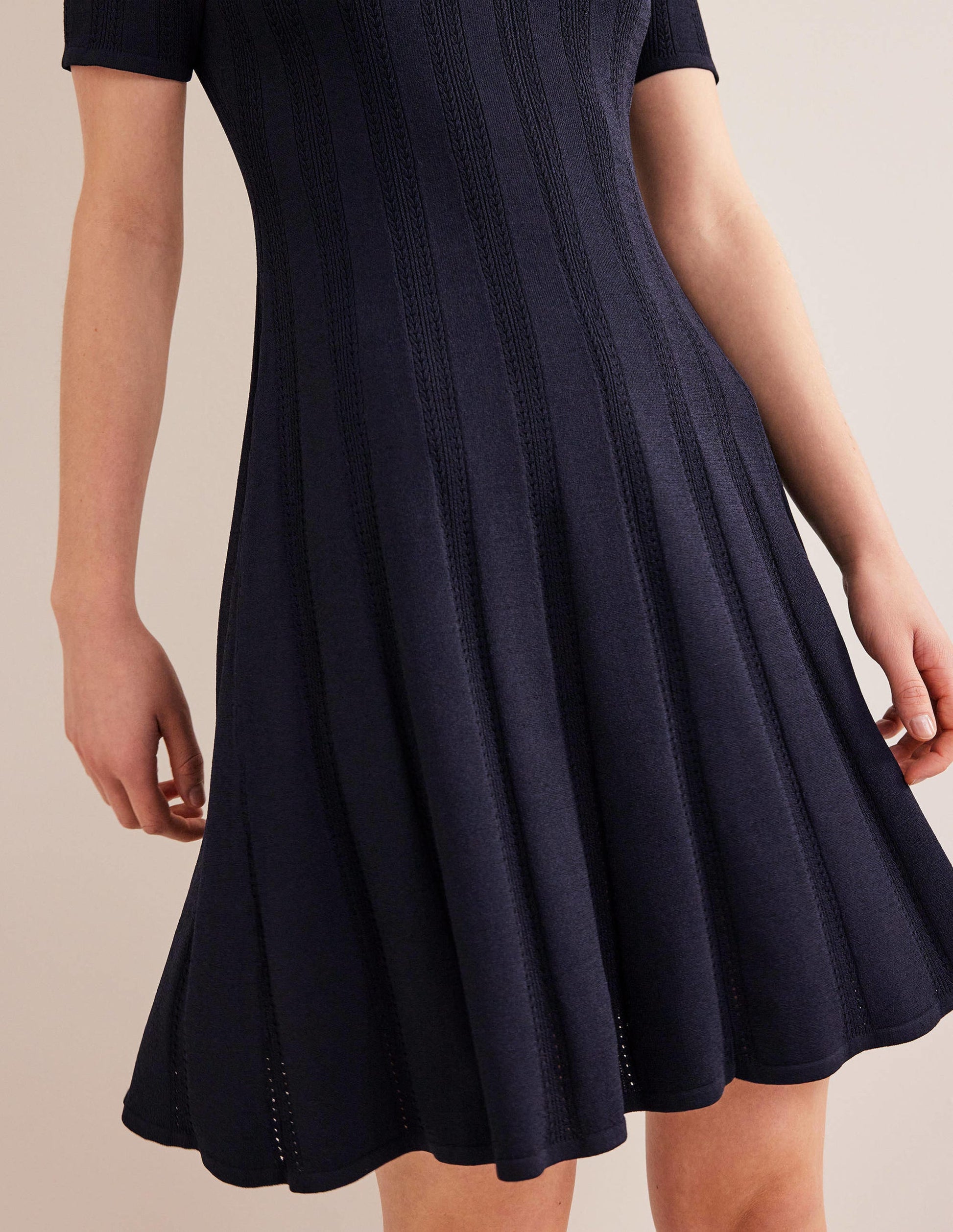 Ausgestelltes Minikleid mit Ziernähten-Marineblau-4