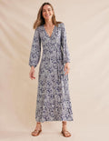 Robe portefeuille longue à volants multiples-Bleu de Prusse, motif Paisley Bud