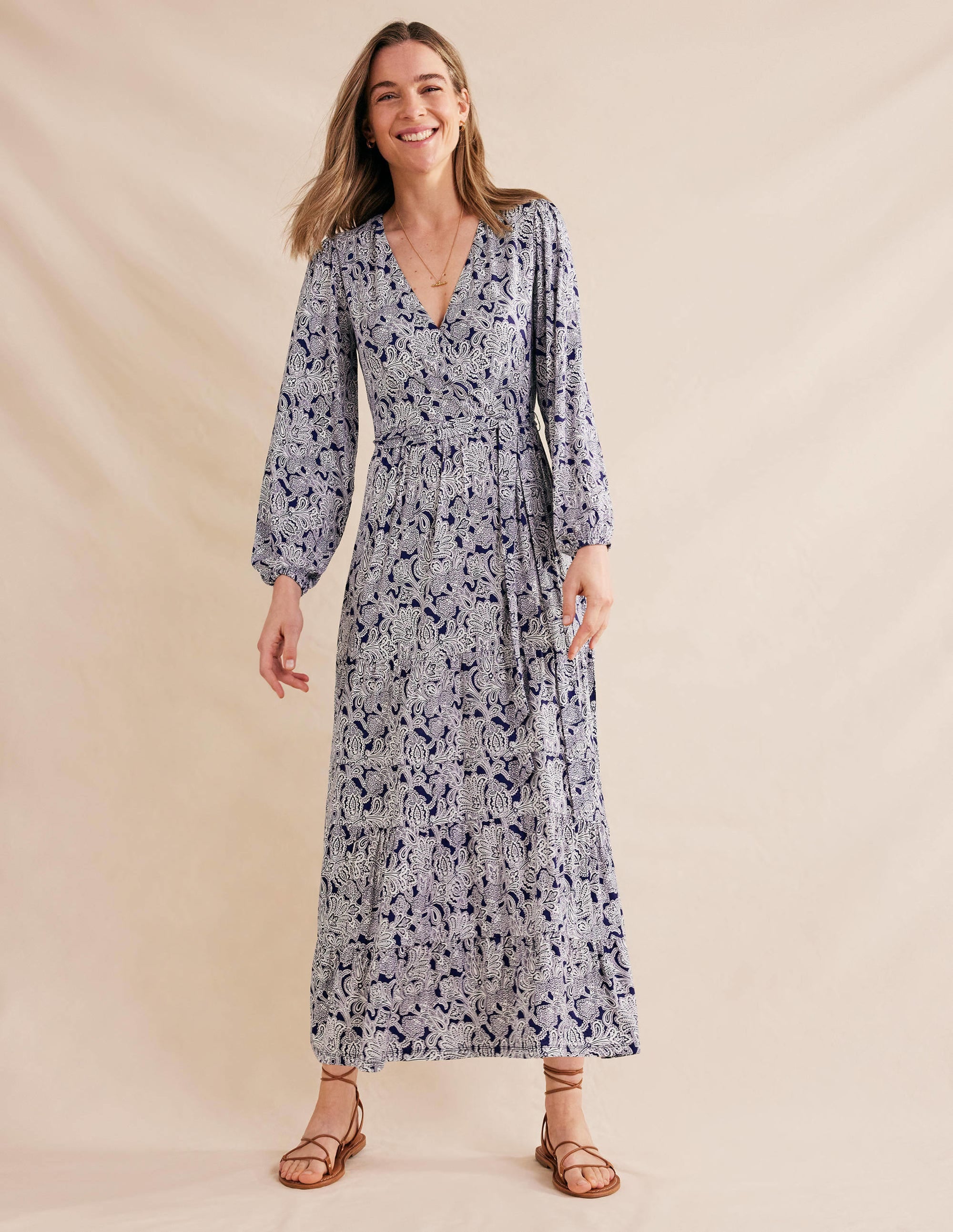 Robe portefeuille longue à volants multiples-Bleu de Prusse, motif Paisley Bud - Image 1