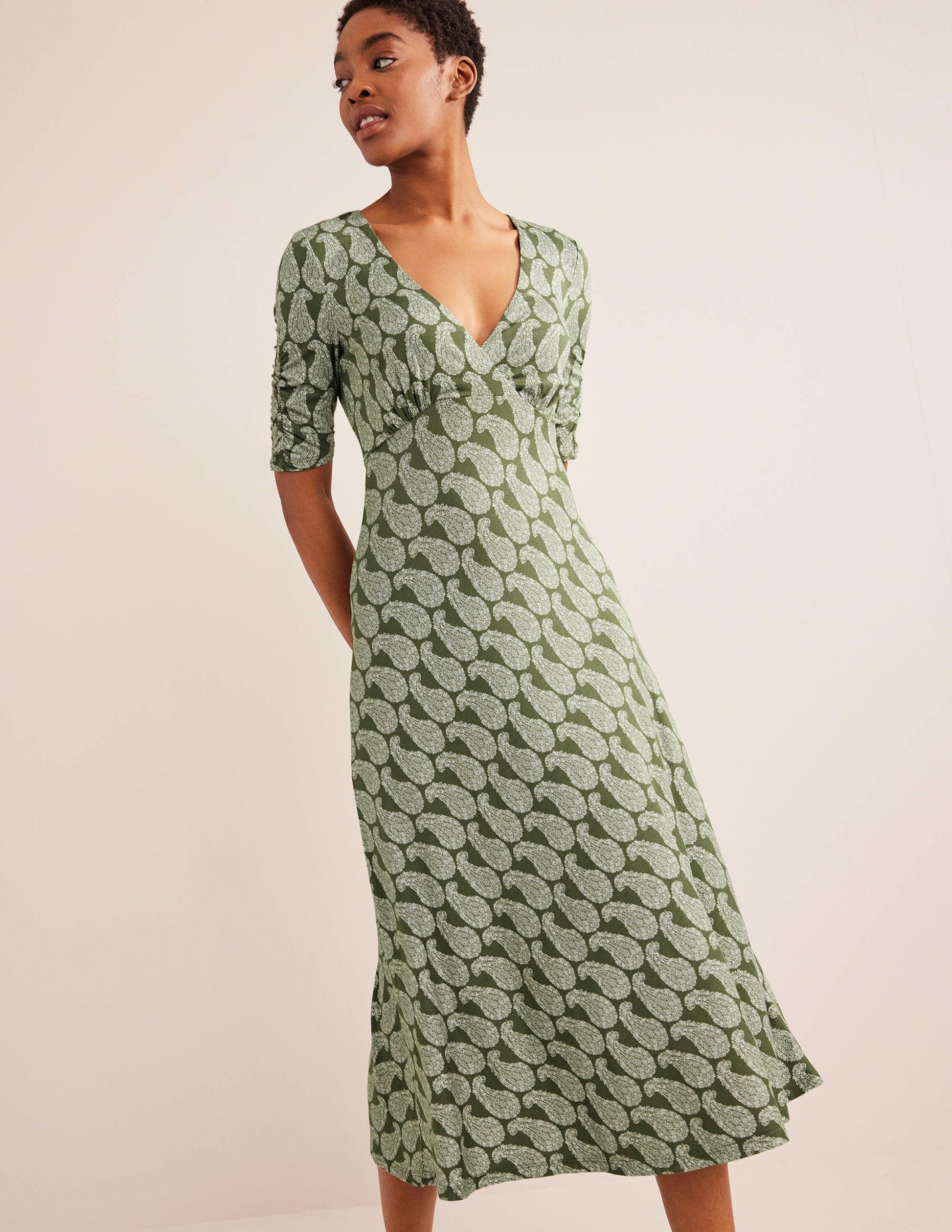 Rebecca Midi-Teekleid aus Jersey-Fichtengrün, Paisleymuster-1