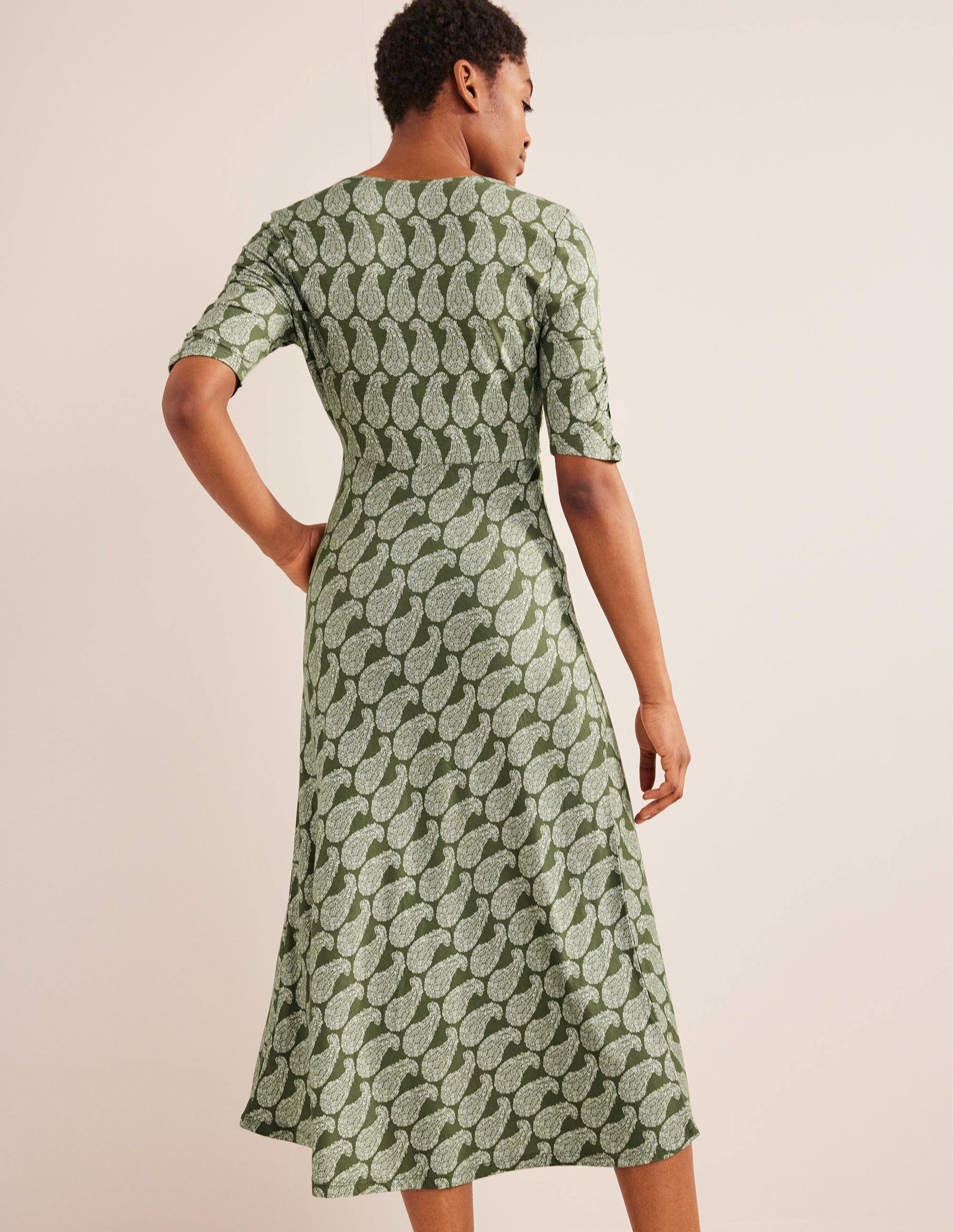 Rebecca Midi-Teekleid aus Jersey-Fichtengrün, Paisleymuster-3