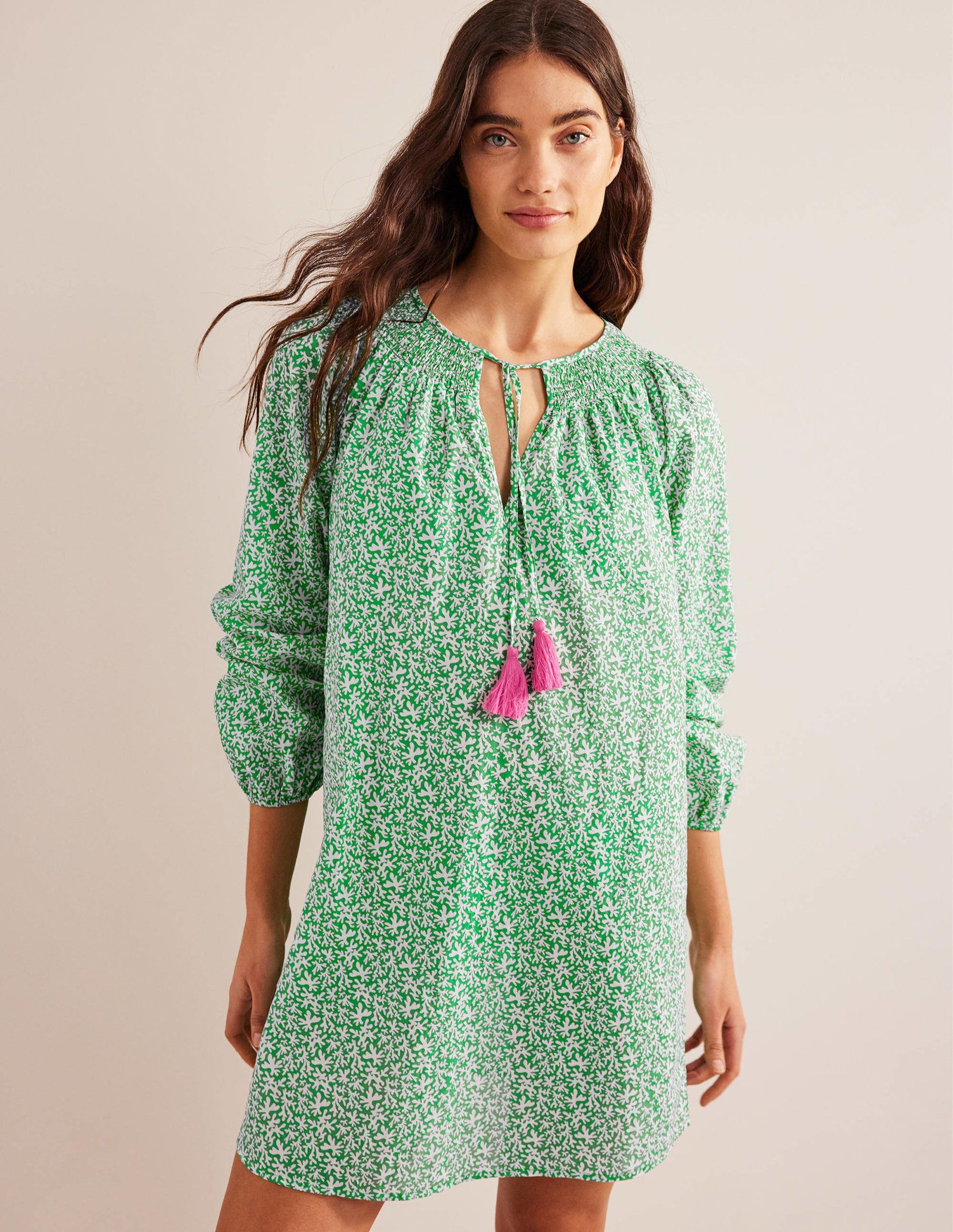 Caftan de plage à col smocké-Vert vif, motif Abstract Foliage-1