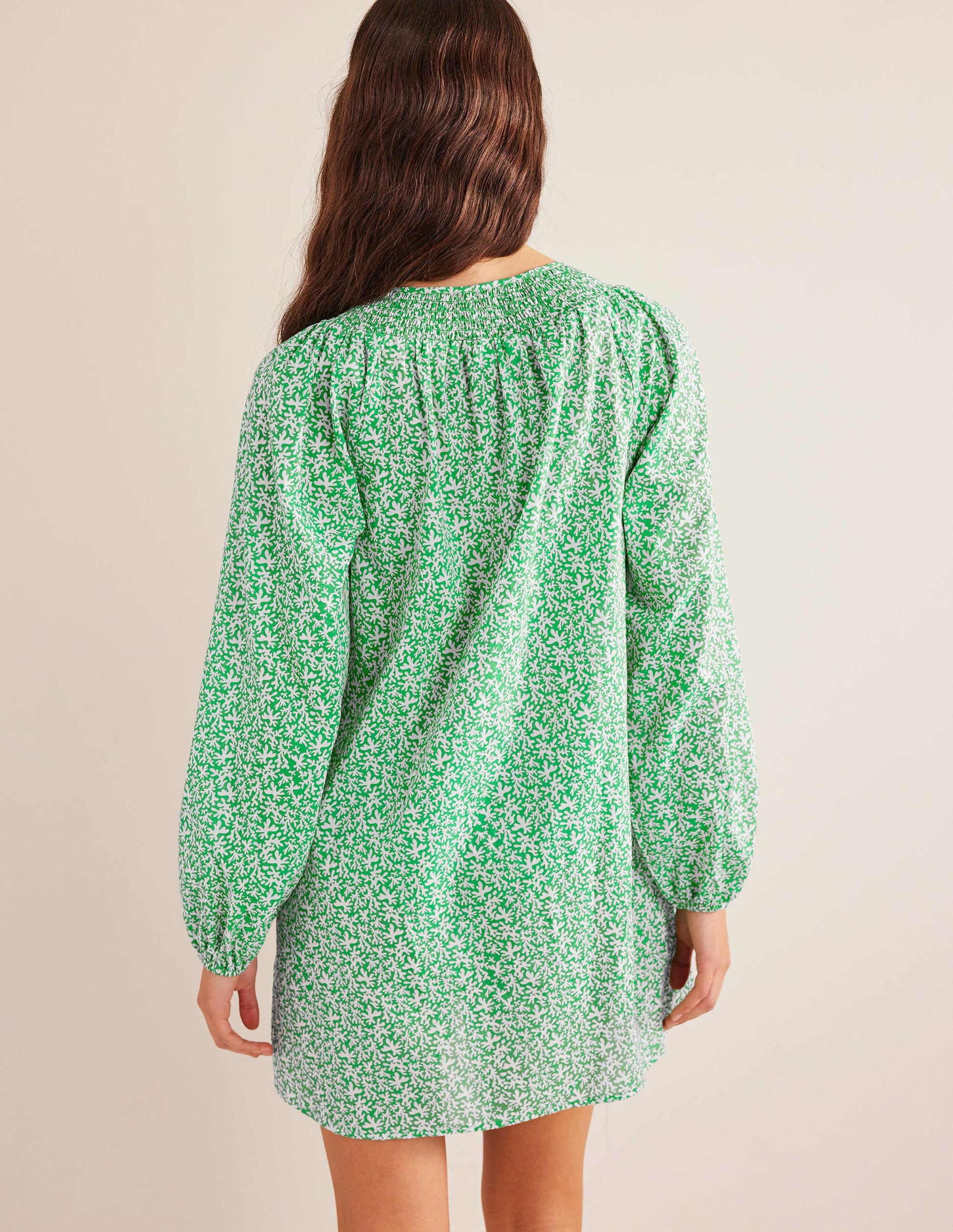 Caftan de plage à col smocké-Vert vif, motif Abstract Foliage-3