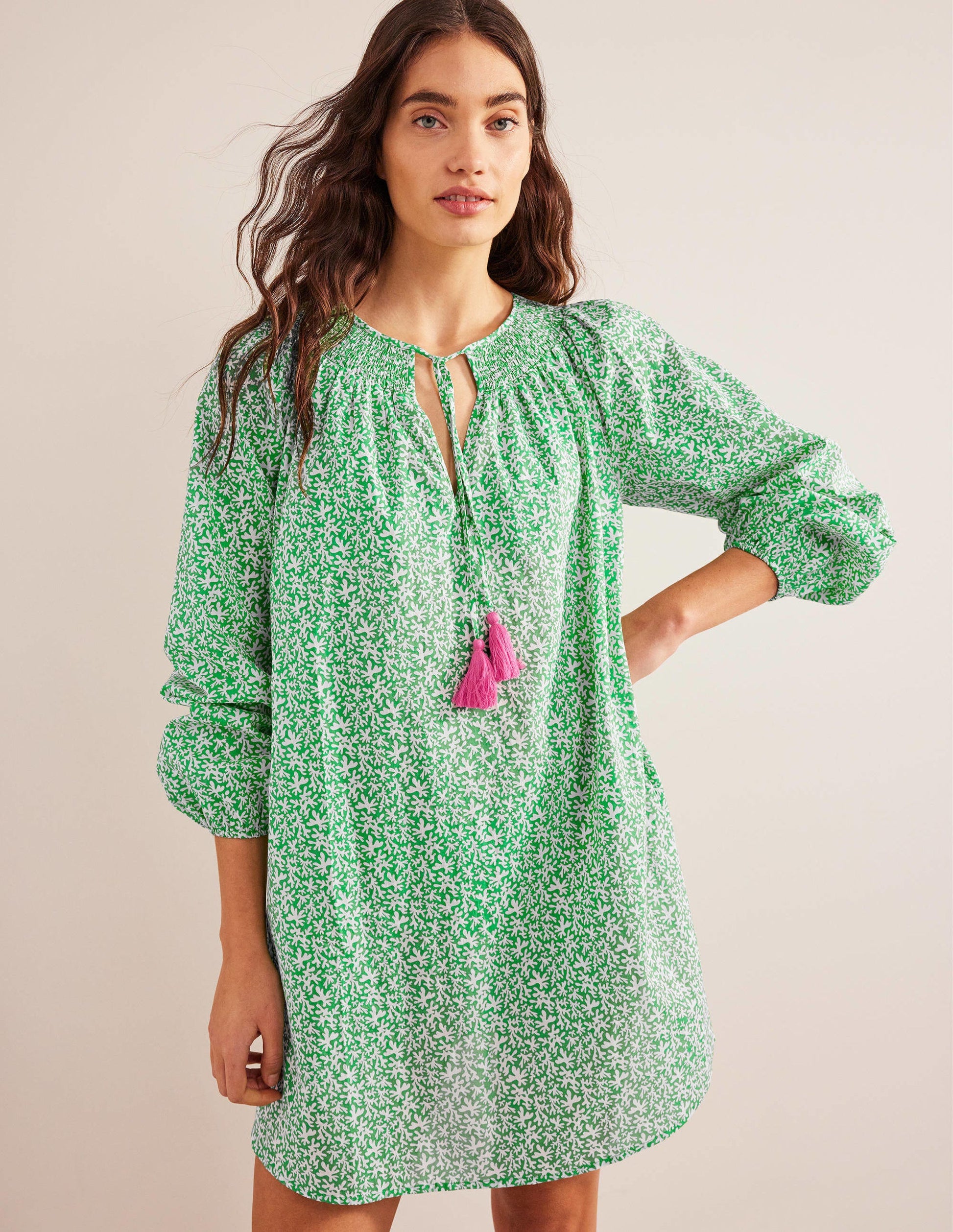 Caftan de plage à col smocké-Vert vif, motif Abstract Foliage-4