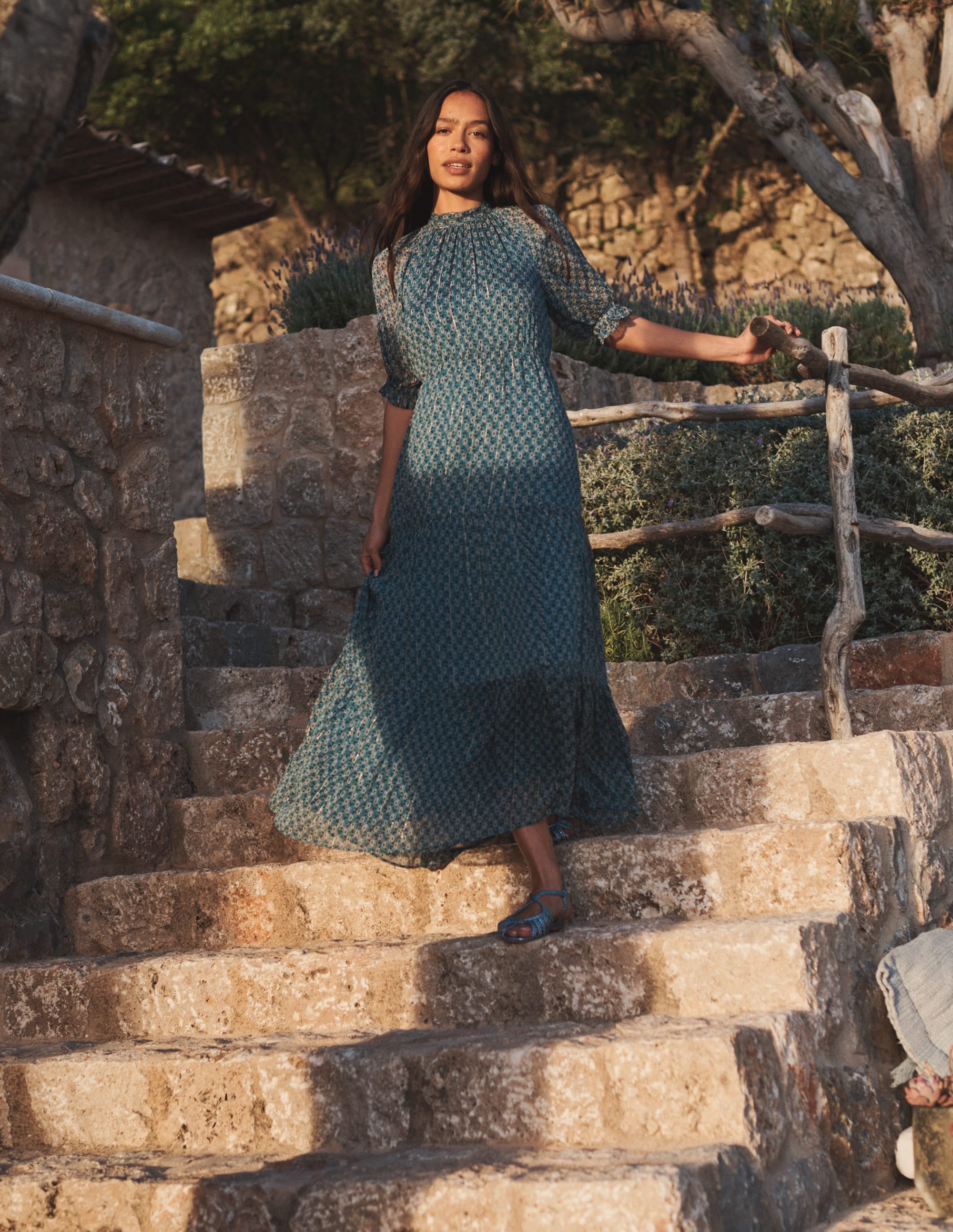 Gestuftes Maxikleid mit Bindeband am Nacken-Blau, Paisleymuster/Blumenzweige - Image 5