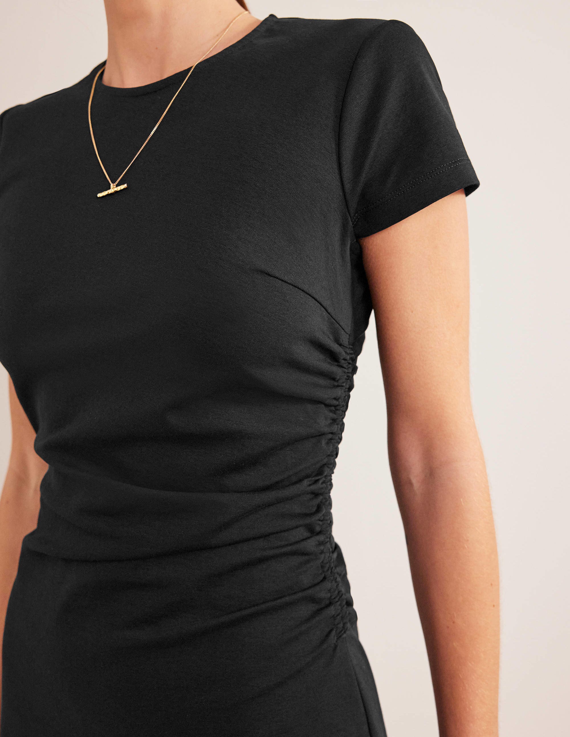 Seitlich gerafftes Midikleid aus Jersey-Schwarz - Image 2