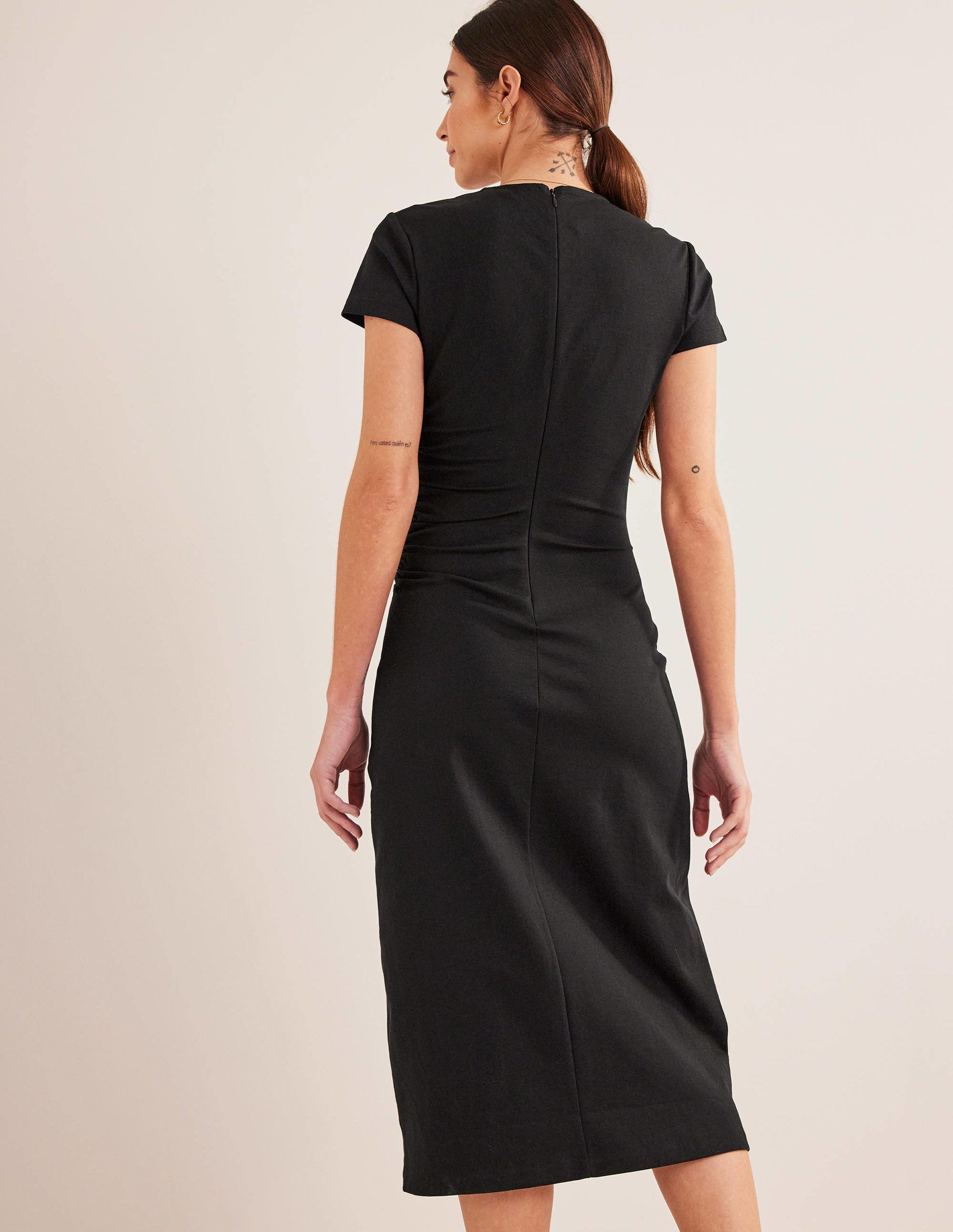 Seitlich gerafftes Midikleid aus Jersey-Schwarz-3