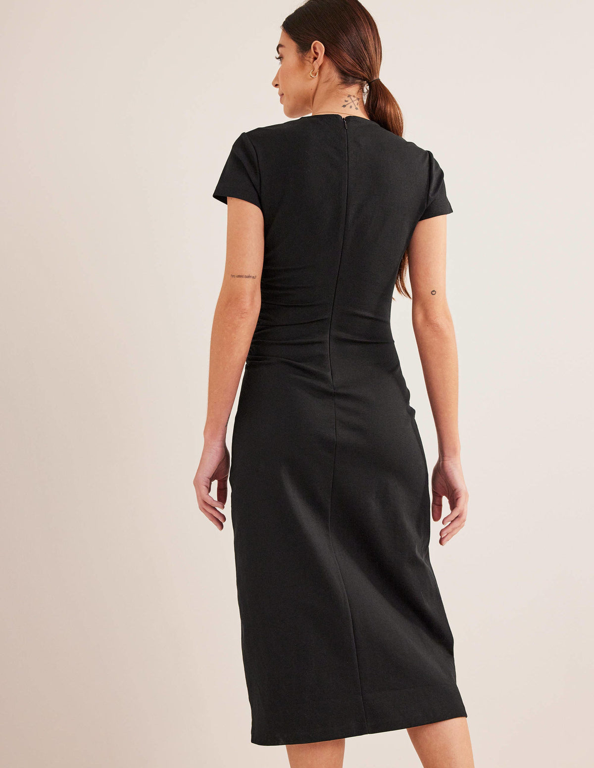 Seitlich gerafftes Midikleid aus Jersey-Schwarz - Image 3