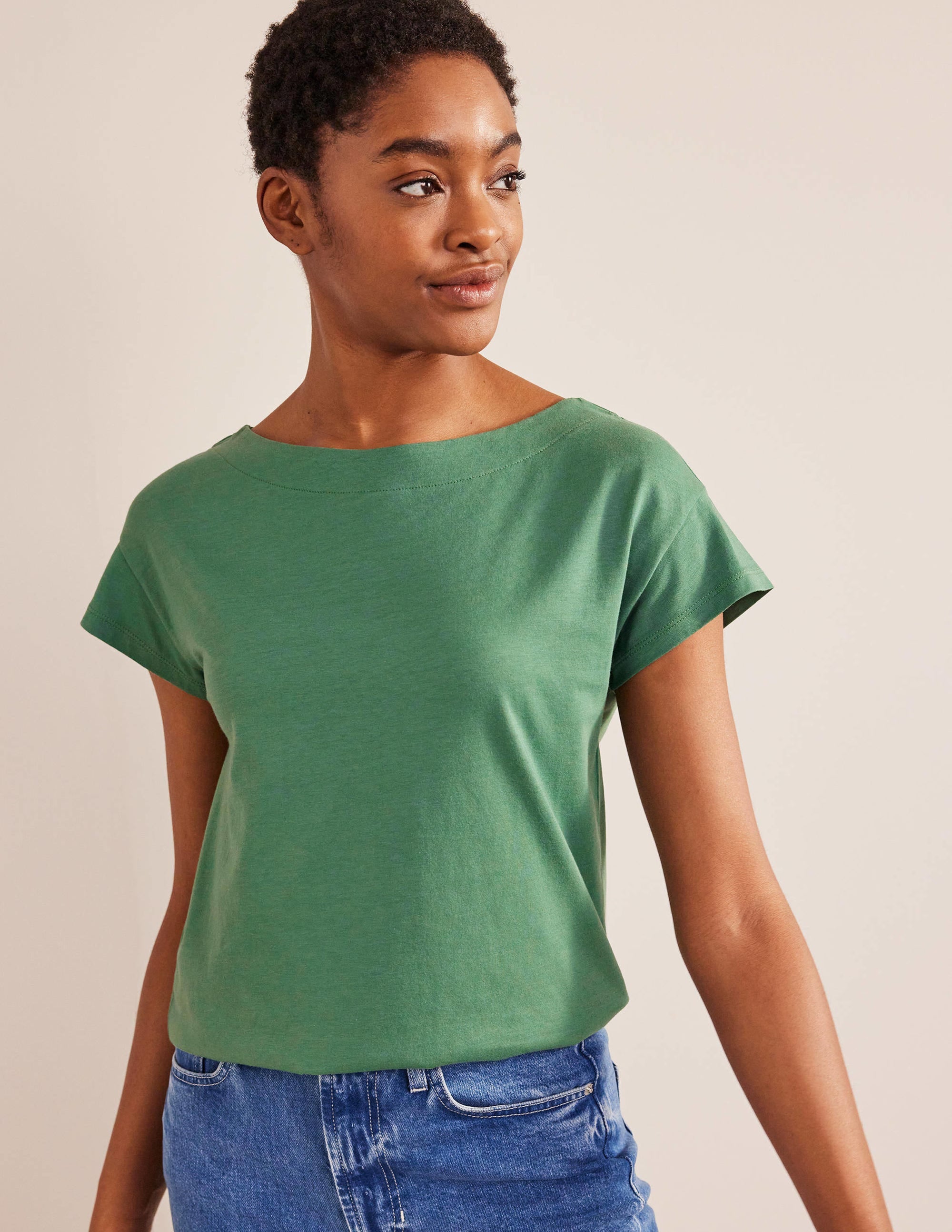 Superweiches T-Shirt mit U-Boot-Ausschnitt-Ackerbohnengrün - Image 1