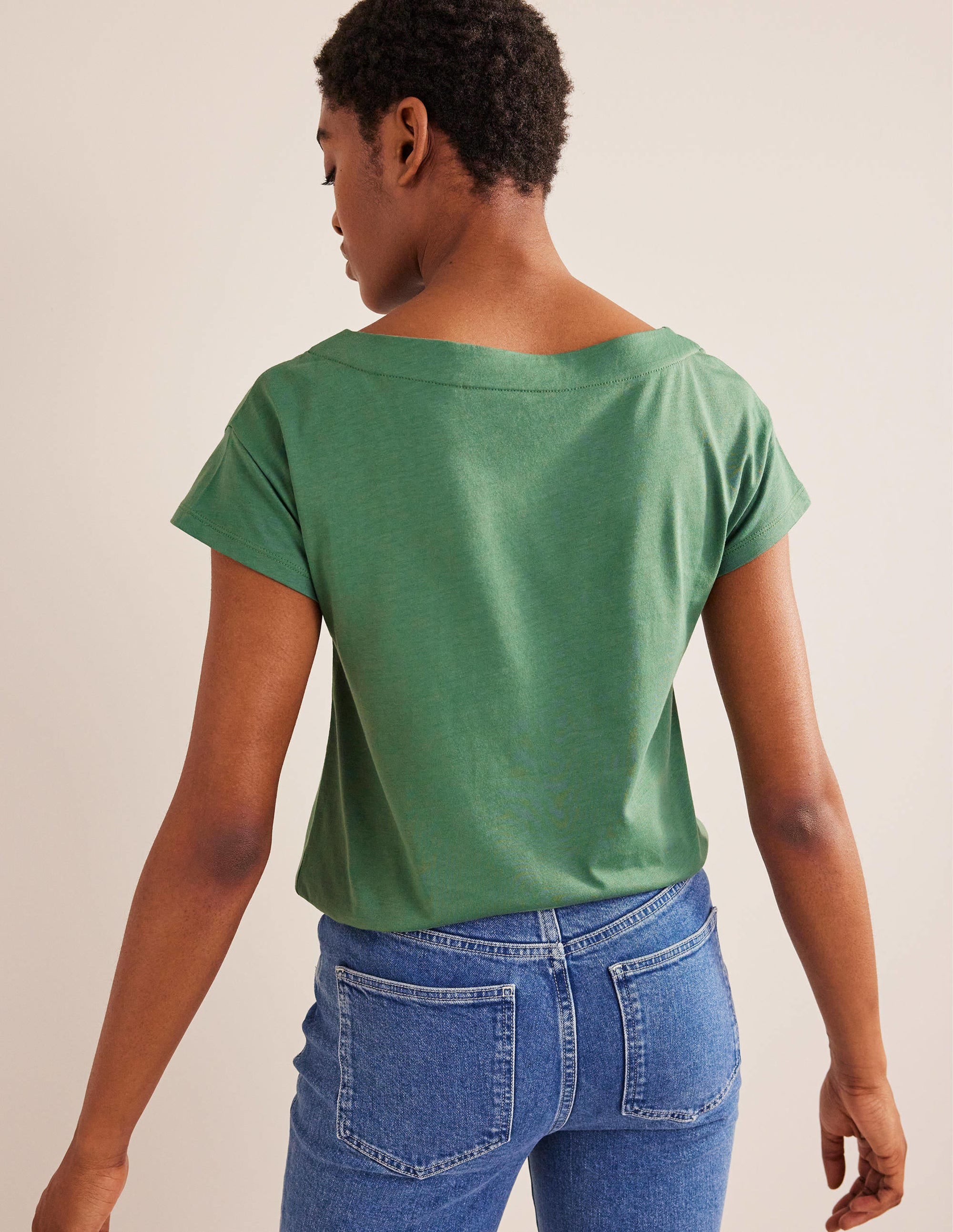 Superweiches T-Shirt mit U-Boot-Ausschnitt-Ackerbohnengrün - Image 3