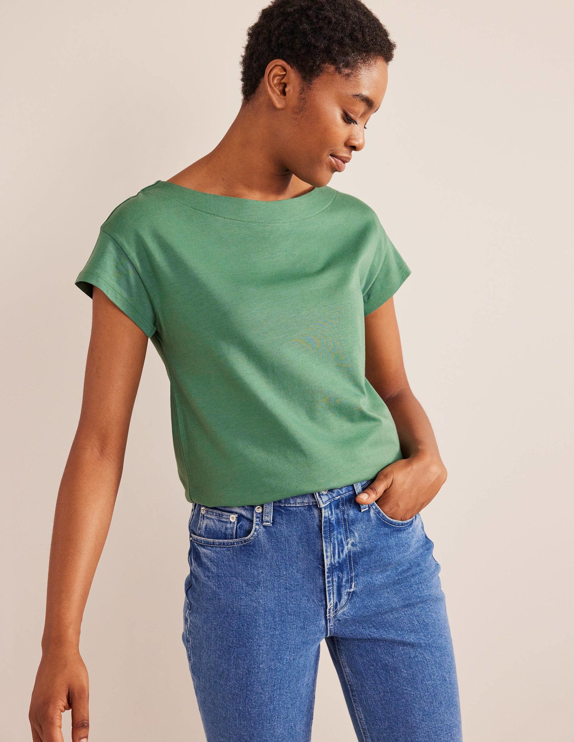 Superweiches T-Shirt mit U-Boot-Ausschnitt-Ackerbohnengrün-4