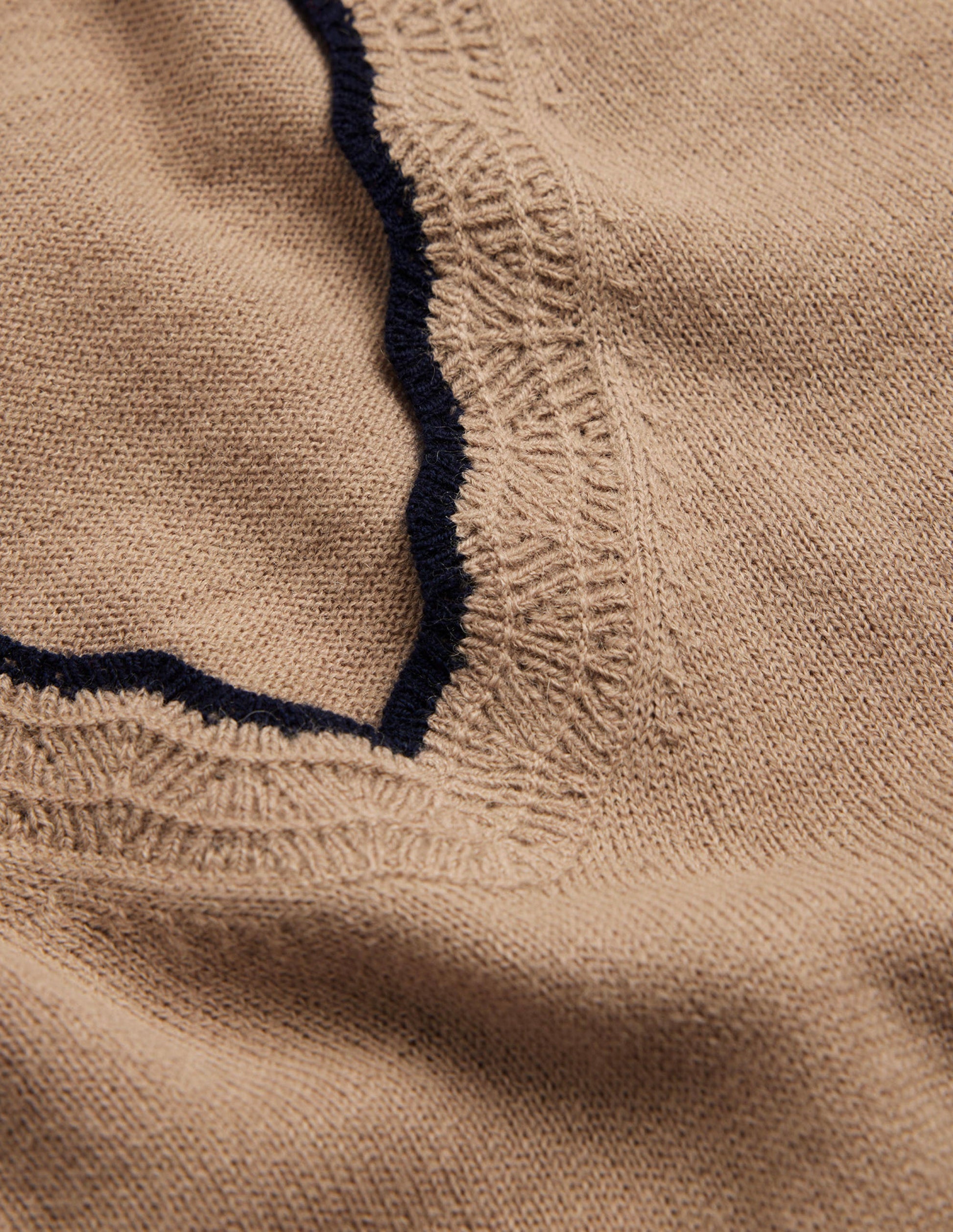 Pull festonné en laine mérinos à col en V-Camel chiné-6