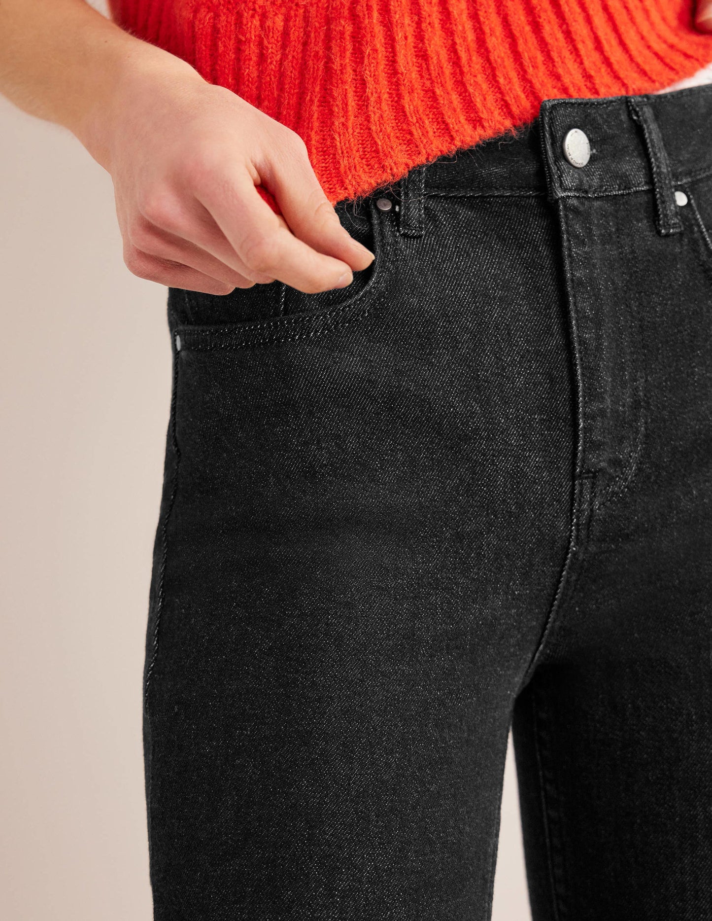 Anliegende 7/8-Jeans mit Schlag-Schwarz