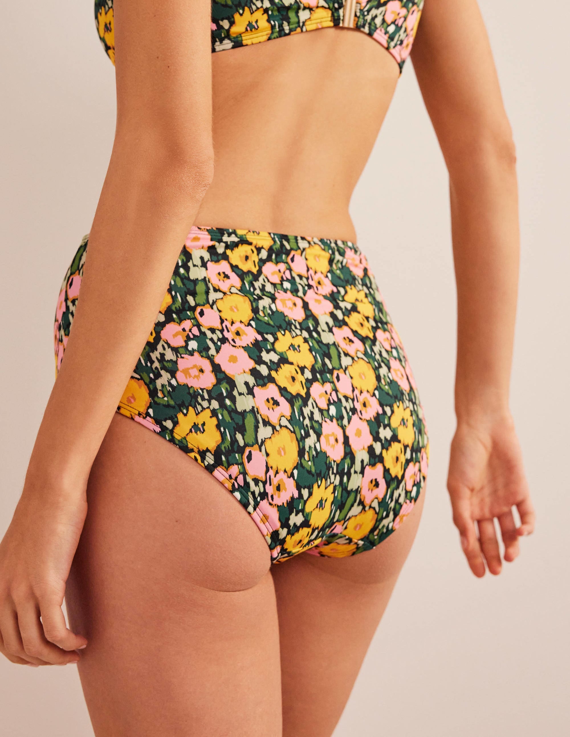 Bikinihose mit hohem Bund-Dunkles Smaragdgrün, Abstraktes Mohnblumenmuster - Image 3