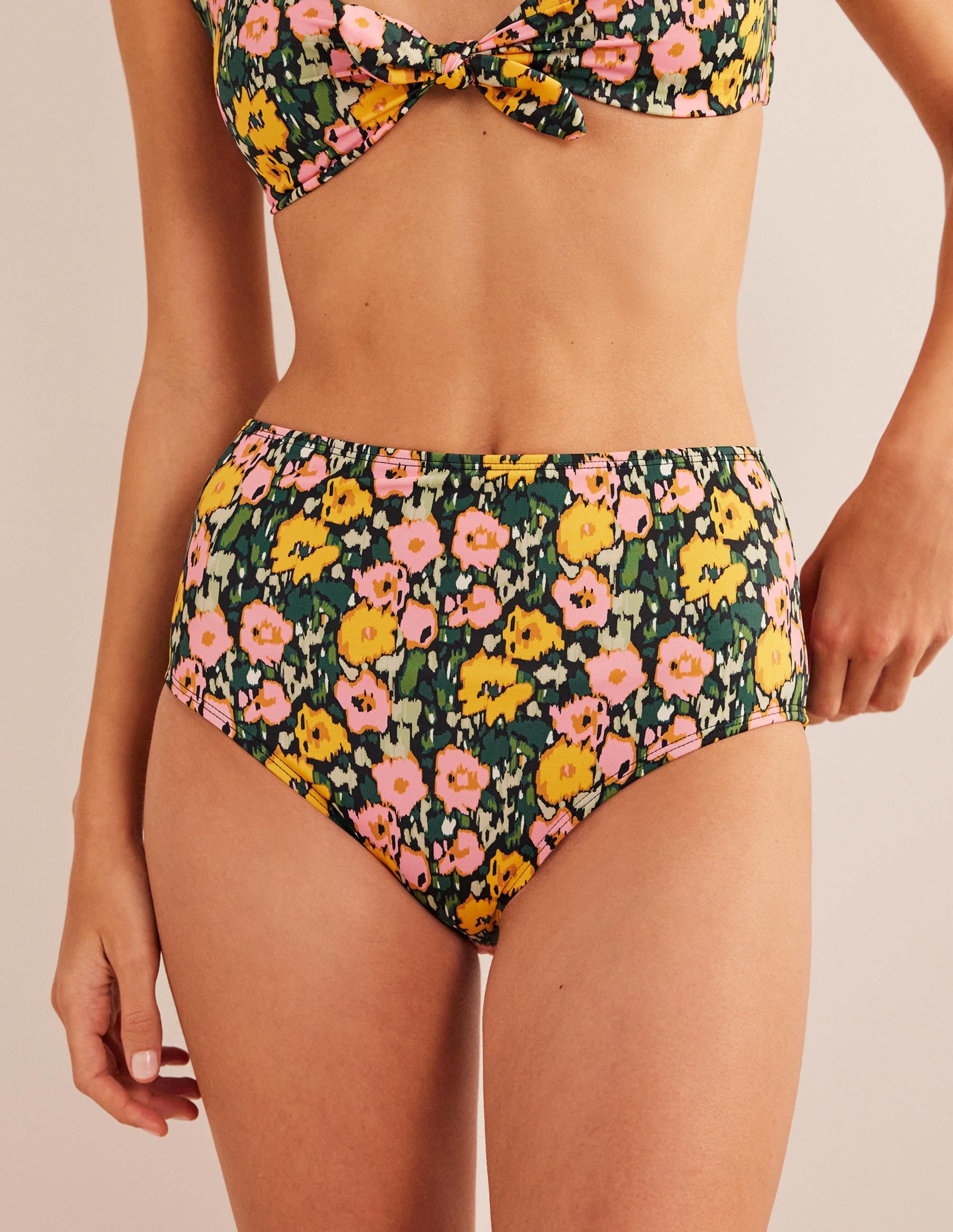 Bikinihose mit hohem Bund-Dunkles Smaragdgrün, Abstraktes Mohnblumenmuster - Image 4