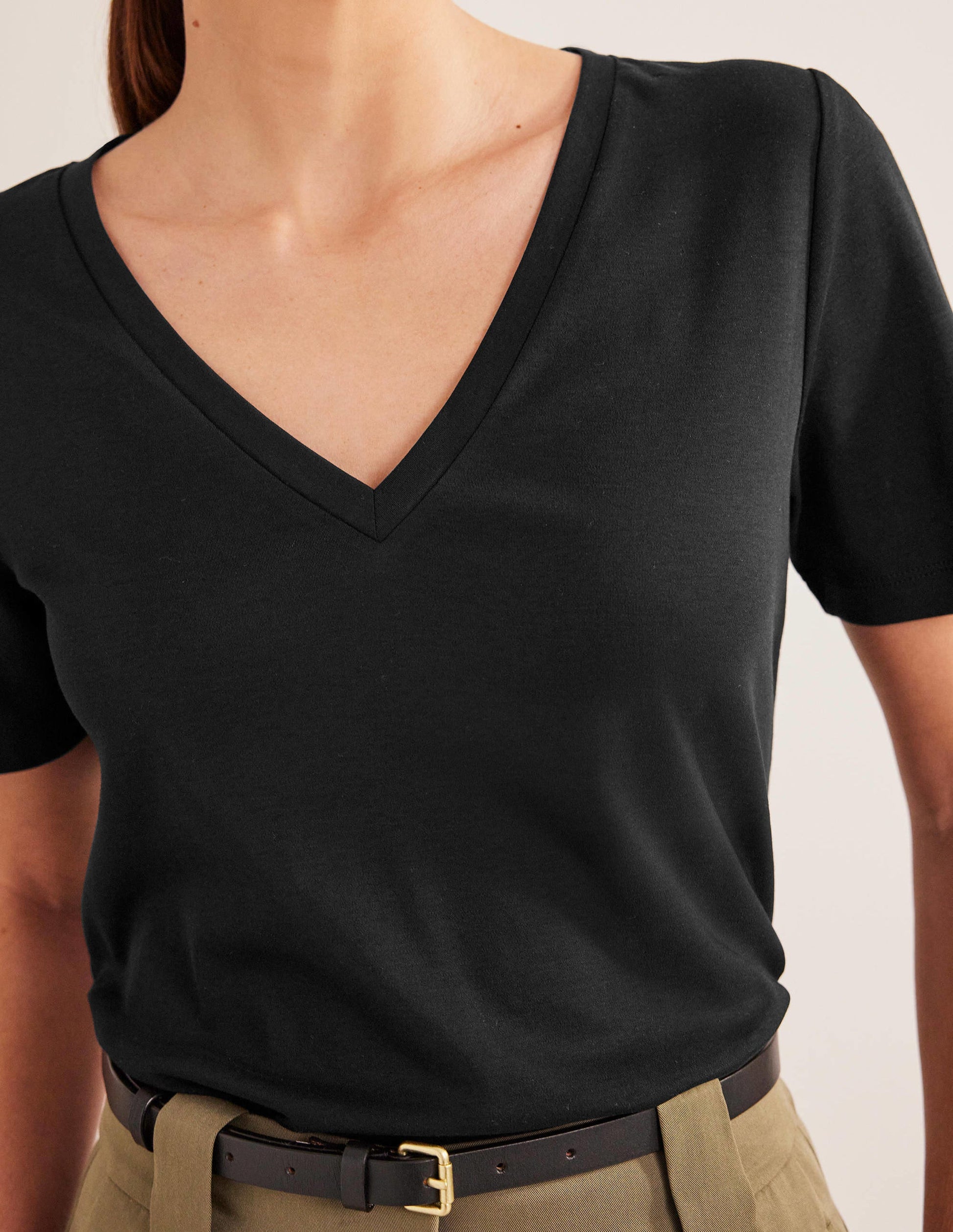 Kastenförmiges T-Shirt mit V-Ausschnitt-Schwarz-2