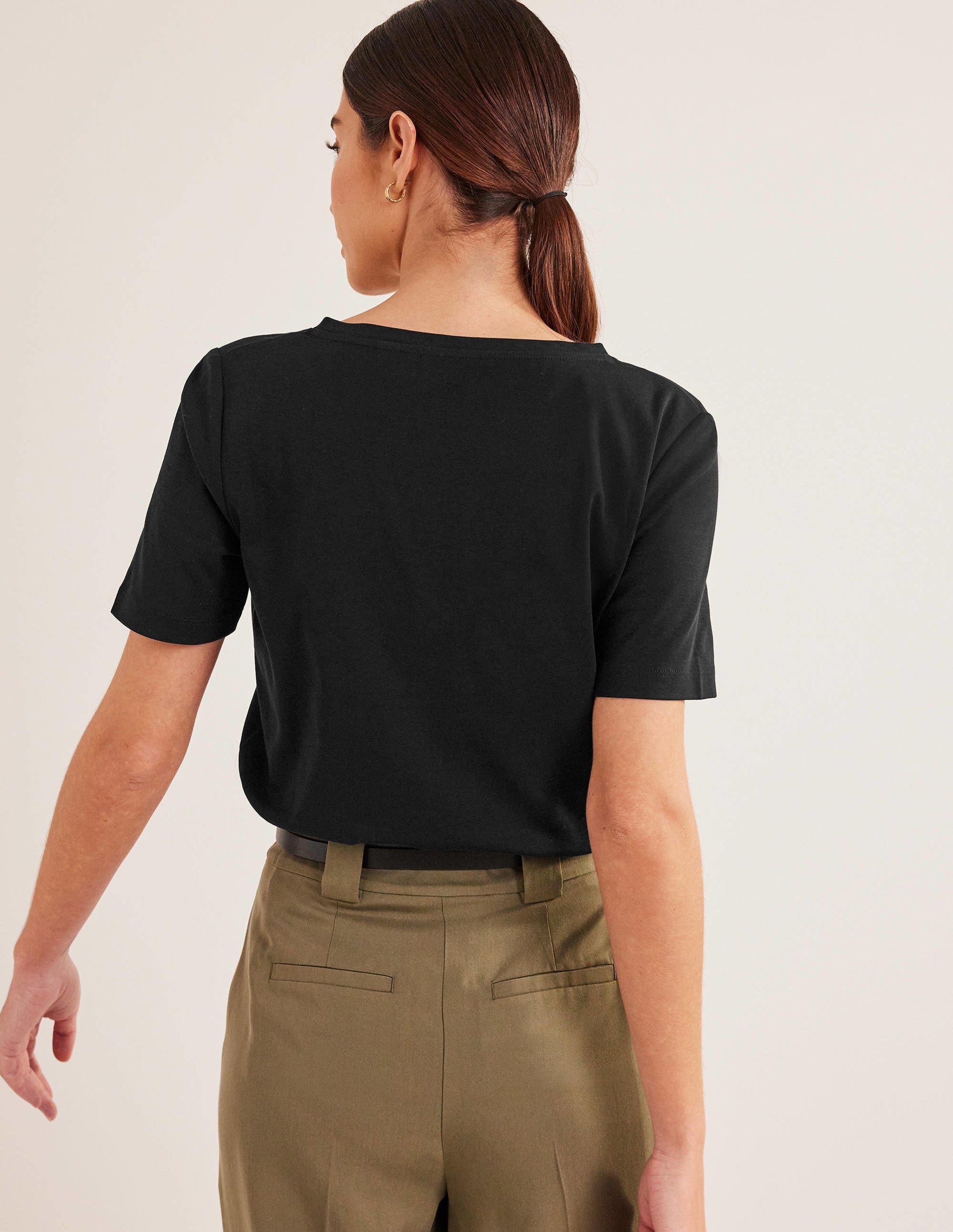 Kastenförmiges T-Shirt mit V-Ausschnitt-Schwarz-3