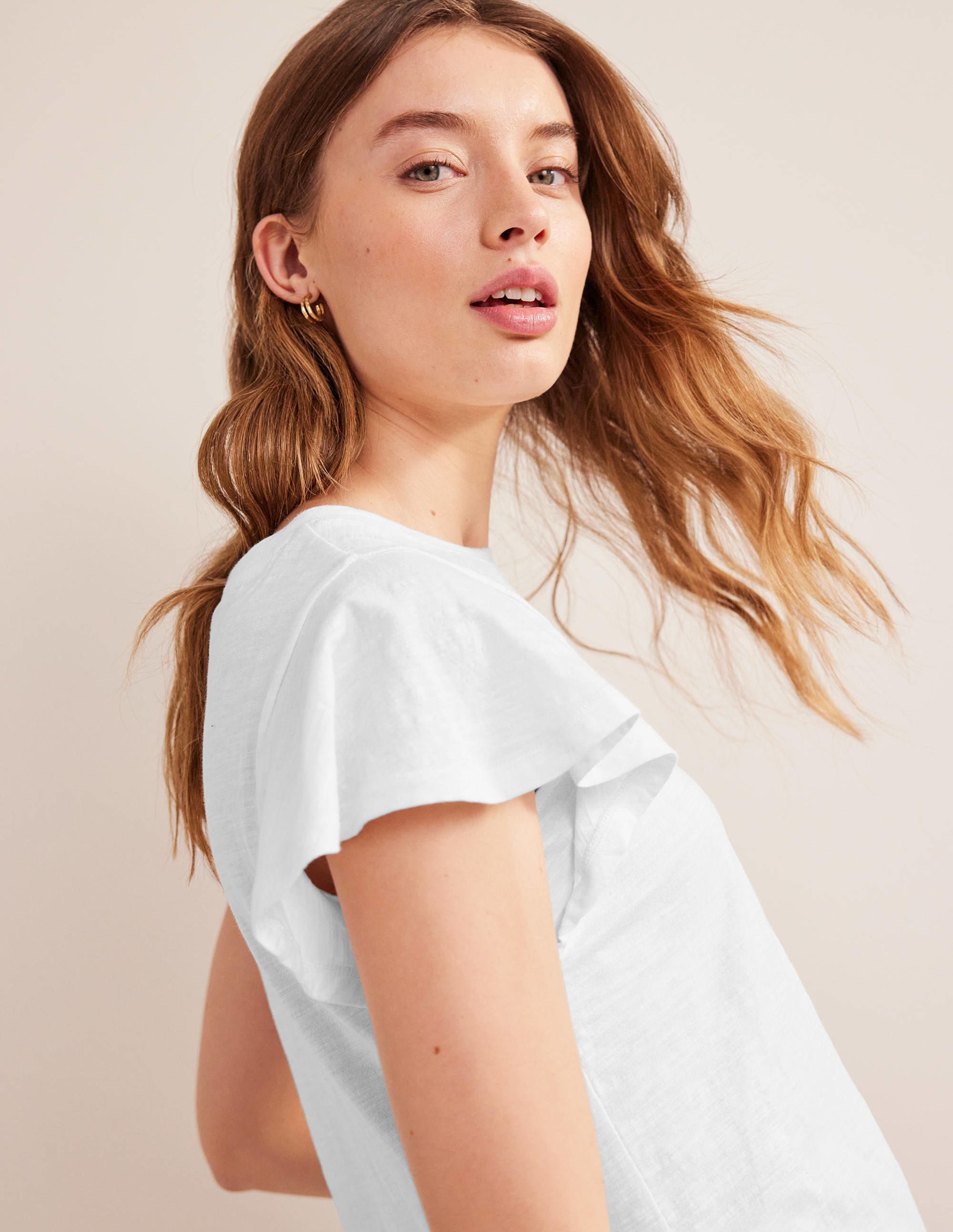 T-Shirt mit Rundhalsausschnitt und Flatterdetails-Weiß - Image 2