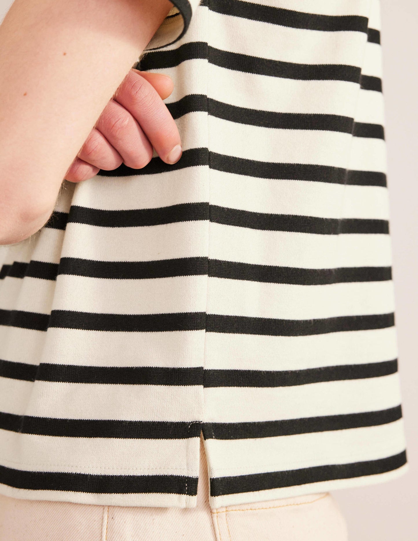 Gestreiftes Oberteil mit U-Boot-Ausschnitt-Naturweiß/Schwarz, Gestreift