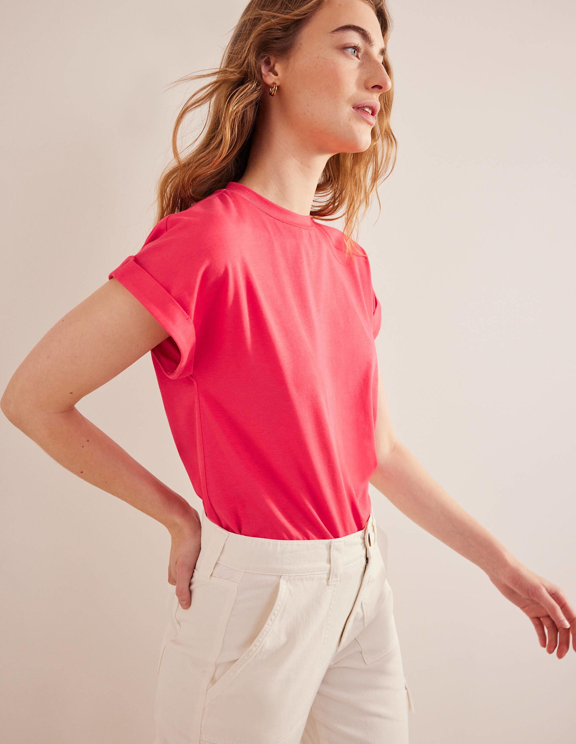 Rundhals-T-Shirt mit umgekrempelten Ärmeln-Festivalrosa - Image 1