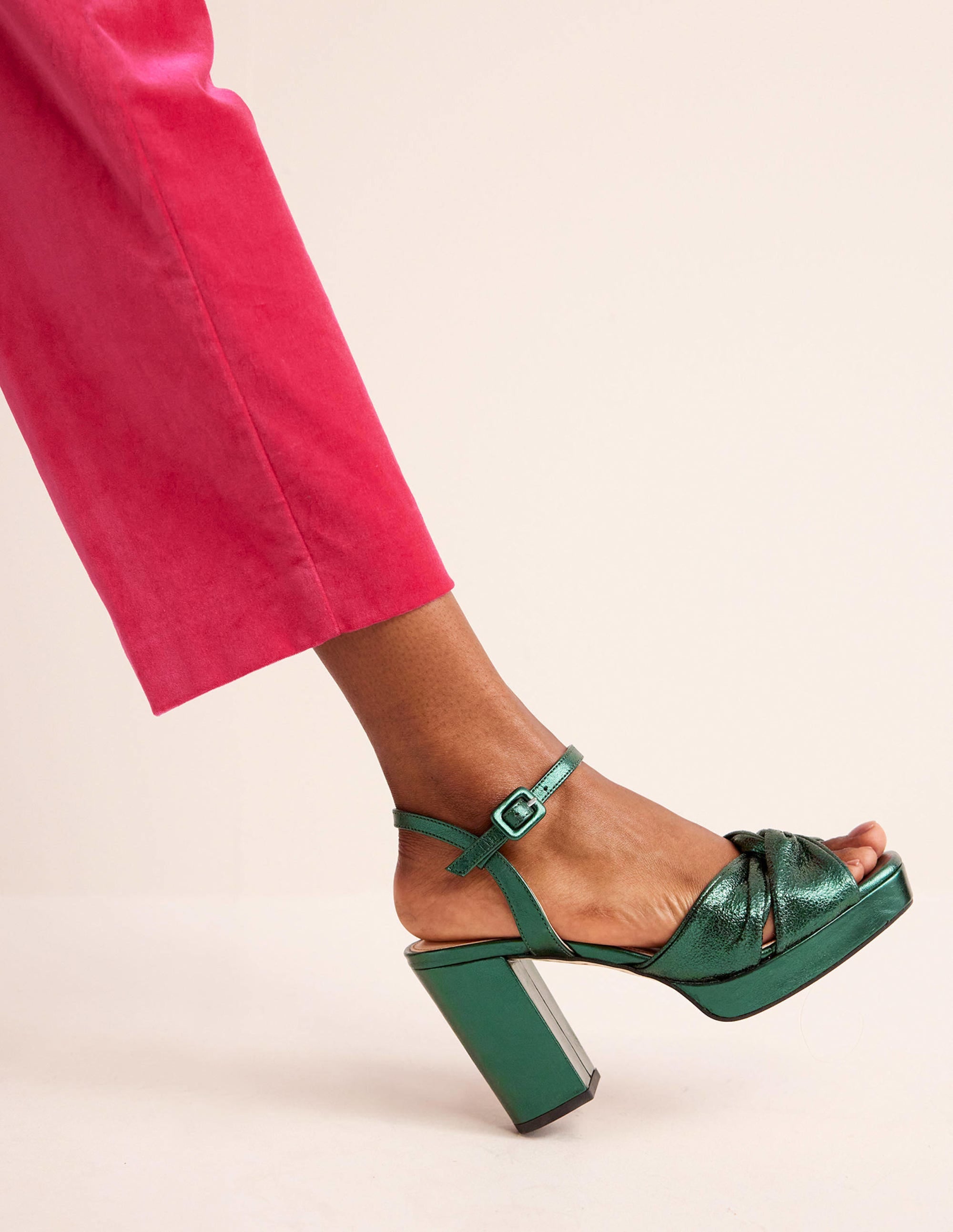 Chaussures compensées avec devant torsadé-Cuir métallisé vert hivernal - Image 1