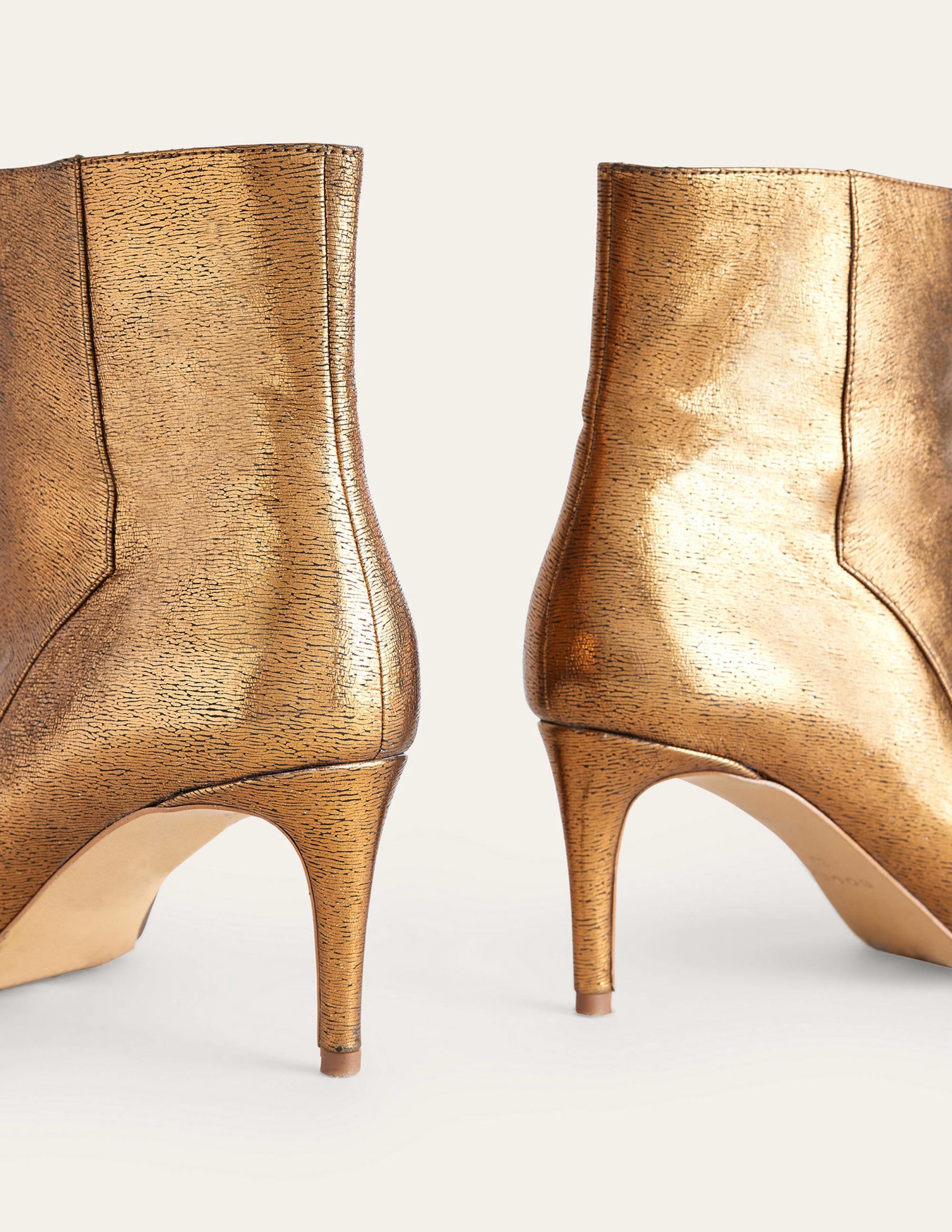 Knöchelhohe Stiefel mit spitzer Zehenpartie-Gold Metallic-Leder - Image 5