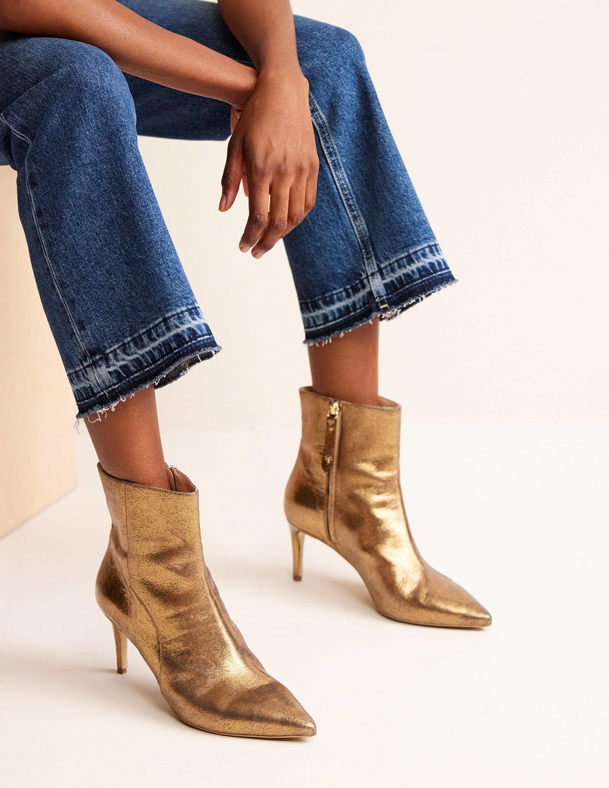 Knöchelhohe Stiefel mit spitzer Zehenpartie-Gold Metallic-Leder - Image 1