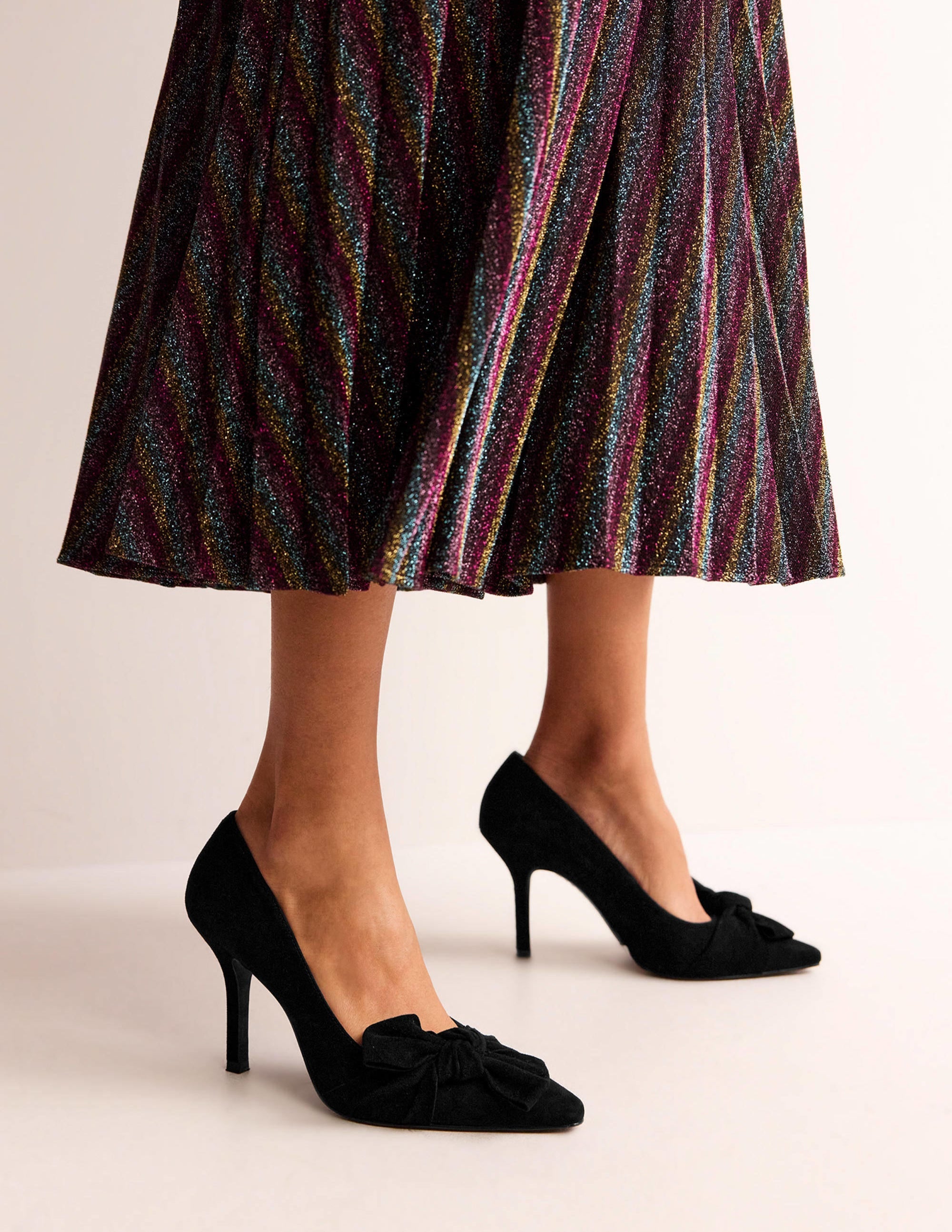 Pumps mit Wildleder-Schleife-Schwarz, Veloursleder - Image 1