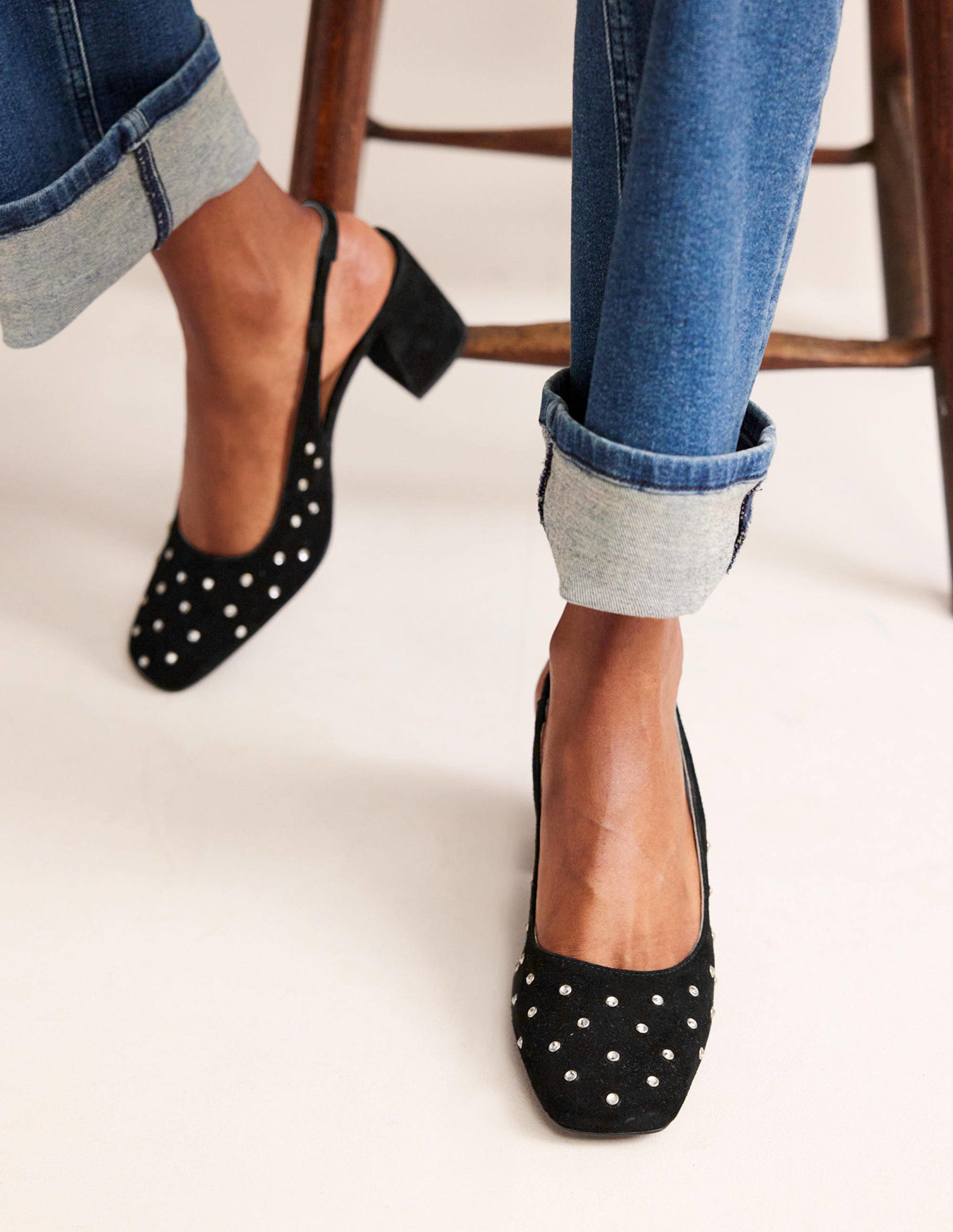 Escarpins à bride arrière et talons mi-hauts-Daim noir, strass - Image 1