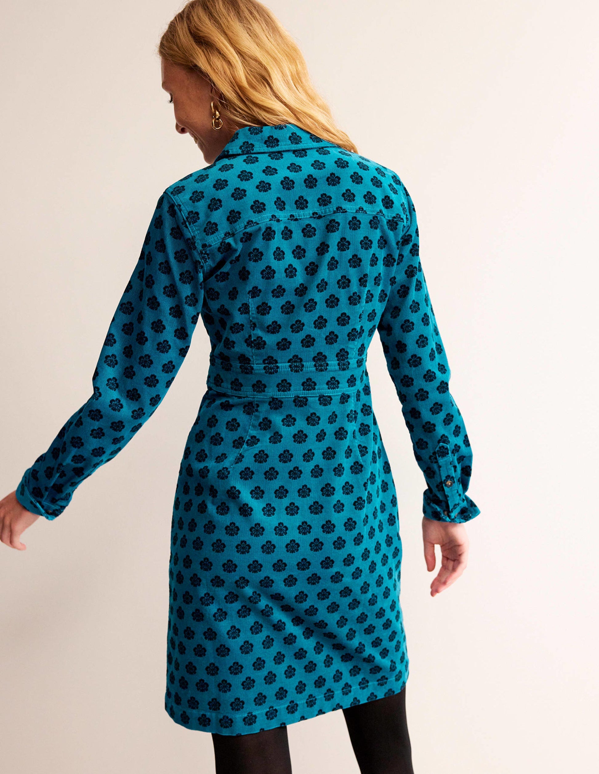 Flora Hemdblusenkleid aus Cord-Ägäisblau, Nelkenmuster-3