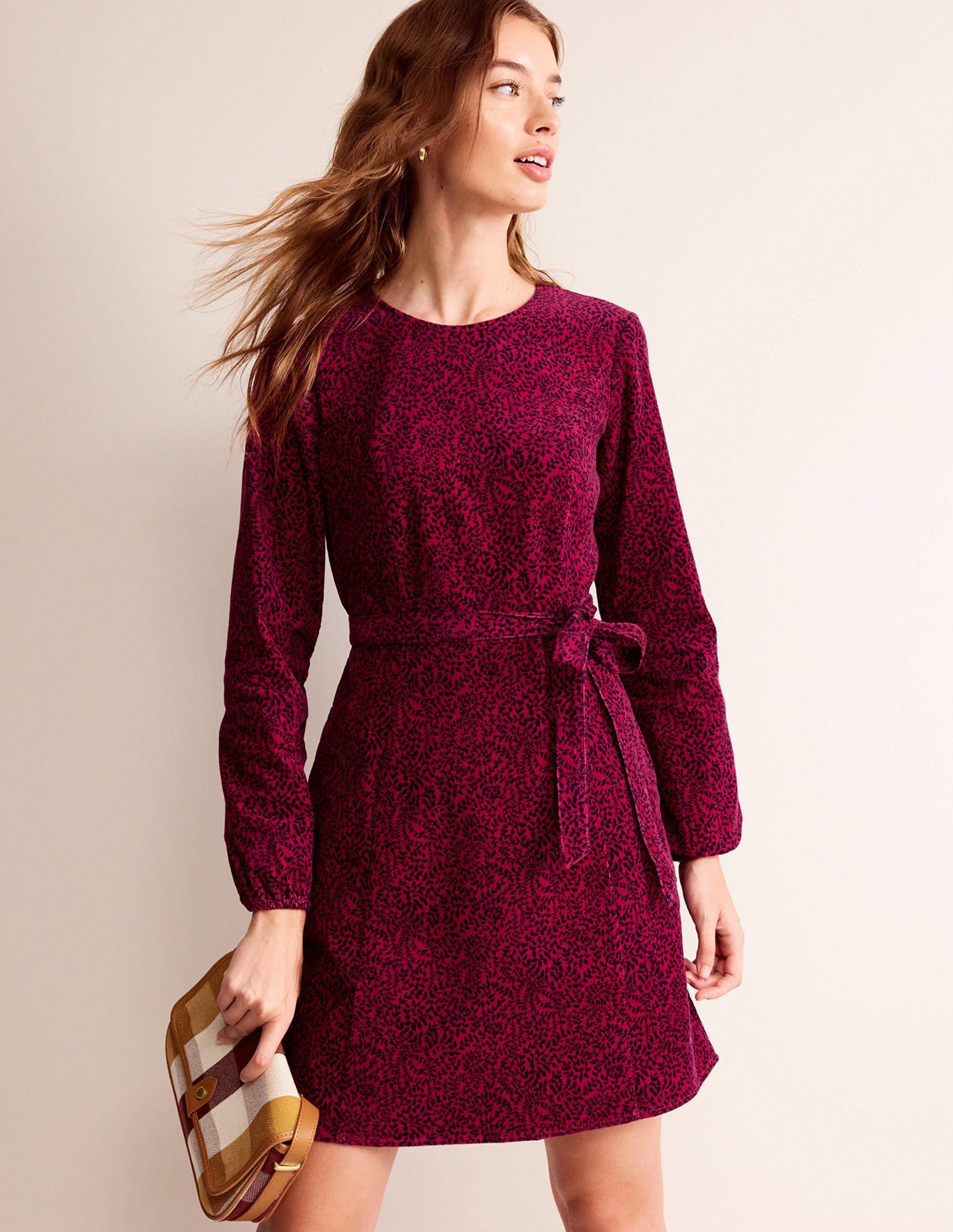 Robe Harriet en velours côtelé-Rouge canneberge profond, motif Pome Sprig - Image 4